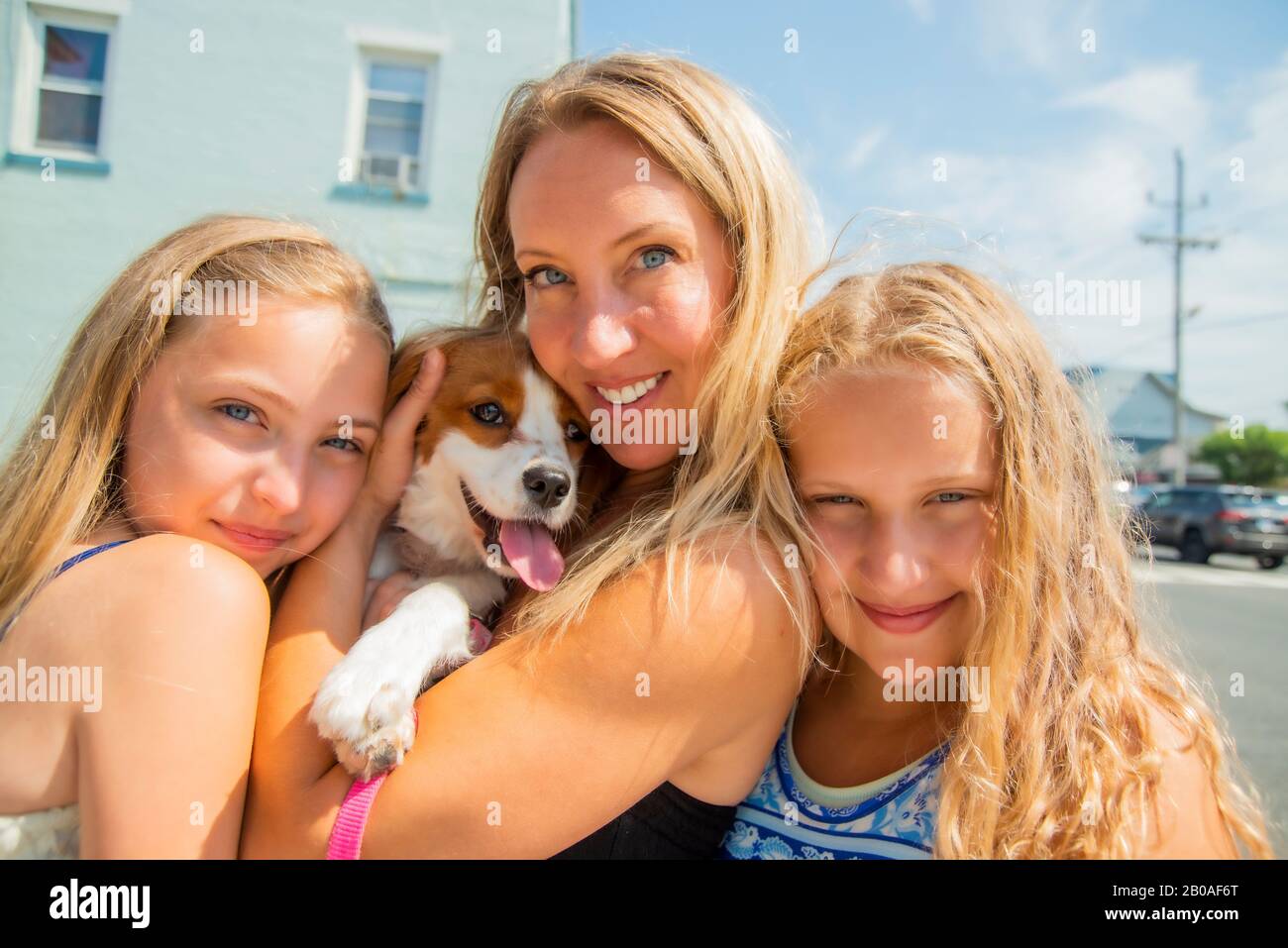 Madre, figlie e cucciolo posa Foto Stock