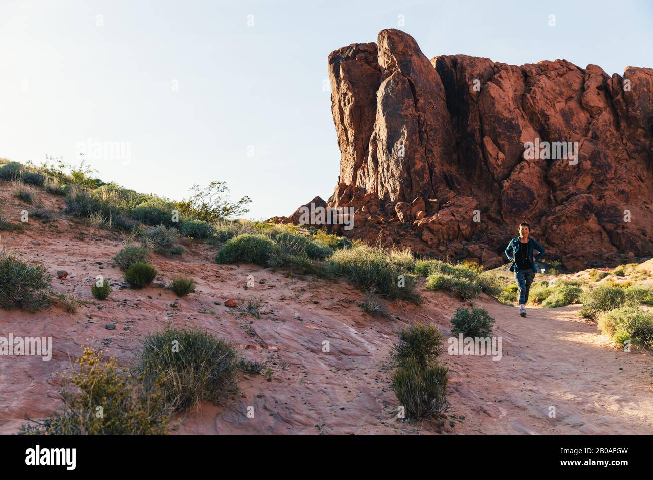 Senior Asian Woman Escursionismo nel deserto Foto Stock