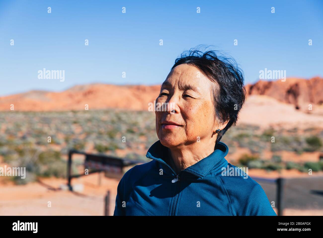 Donna asiatica anziana nel deserto Foto Stock