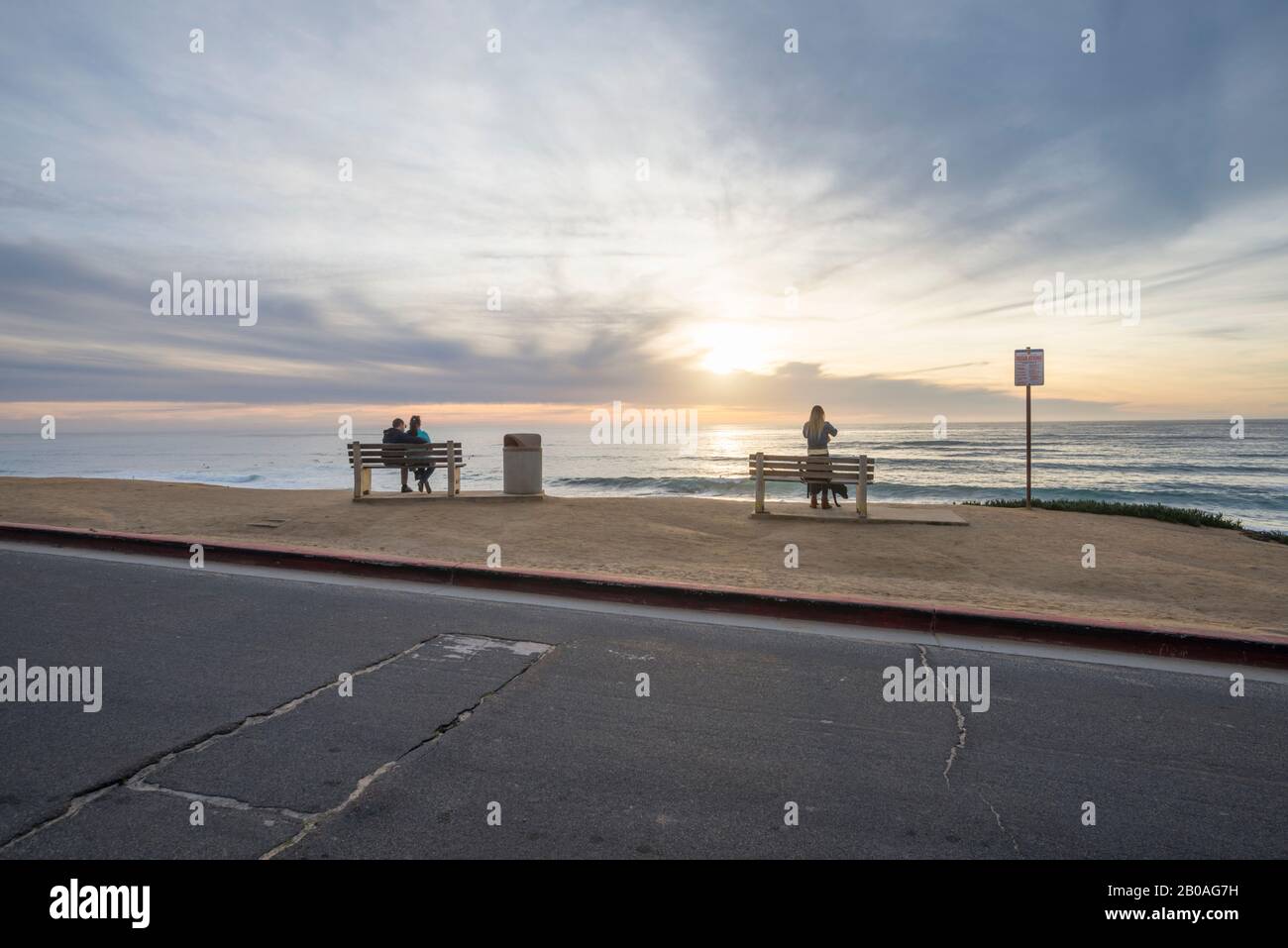 Vista sulla costa e sulla strada dall'alto di Windansea Beach prima del tramonto in inverno. La Jolla, California, Stati Uniti. Foto Stock