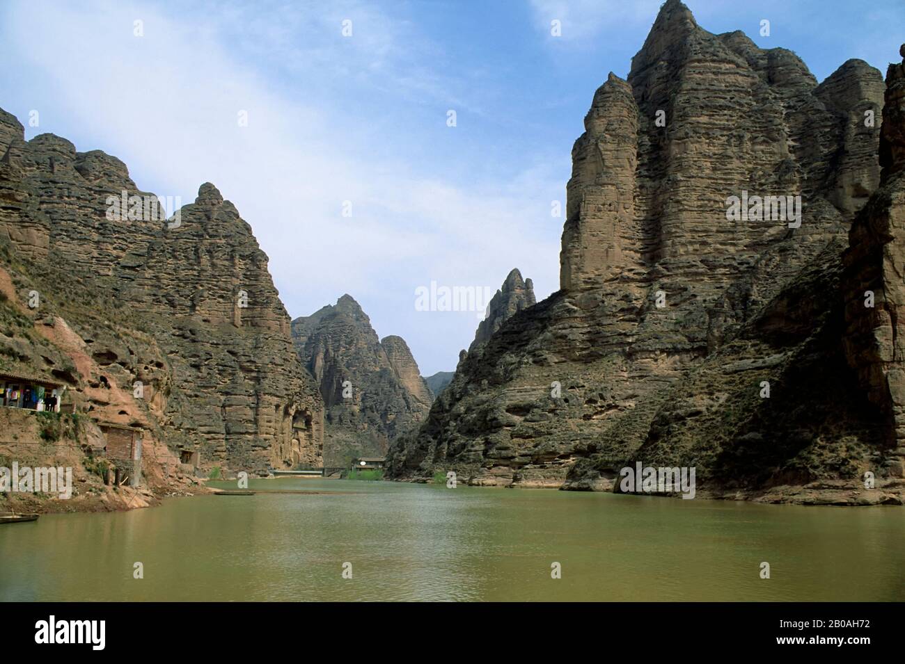 CINA, PROVINCIA DI GANSU, VICINO A LANSHOU, FIUME GIALLO, VISTA DELLE GROTTE BUDDISTE BILINGSI Foto Stock