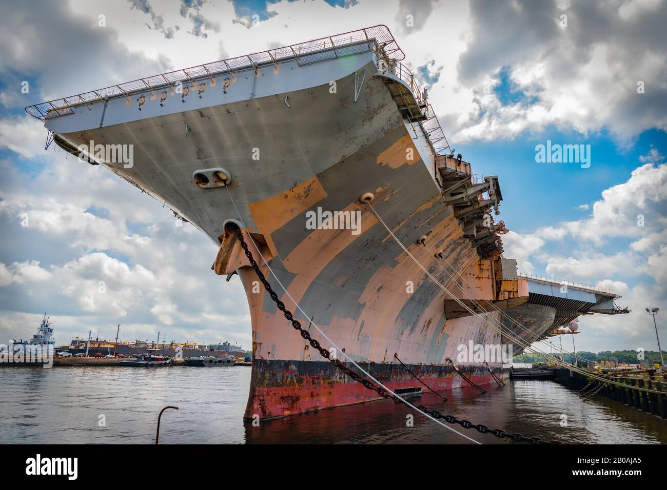 Un smantellata US Navy portaerei si siede in una costa orientale in attesa di porta il suo ultimo viaggio. Foto Stock