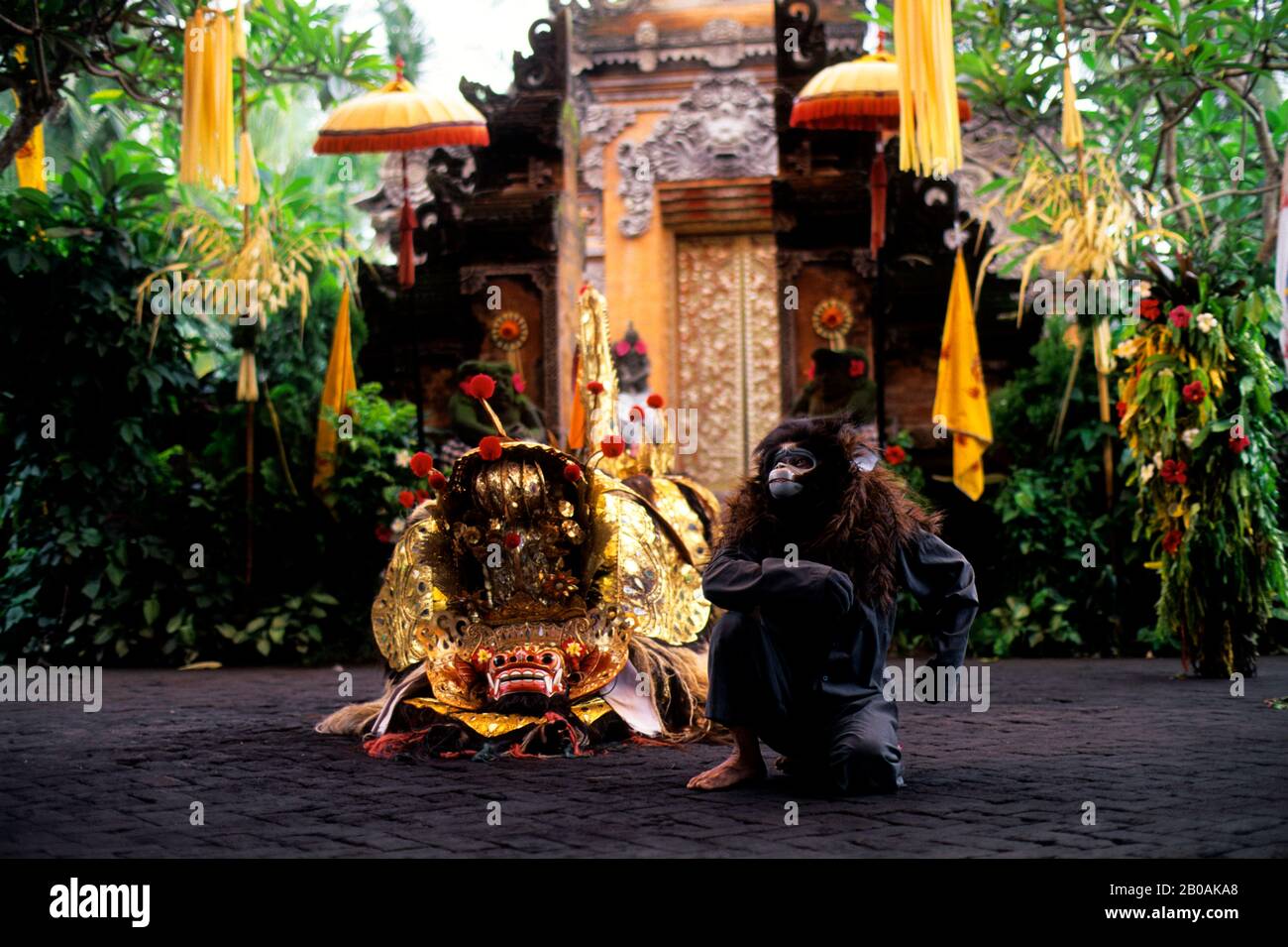 INDONESIA, BALI, BARONG DANCE, BARONG (ANIMALE MITOLOGICO) E MONKEY Foto Stock