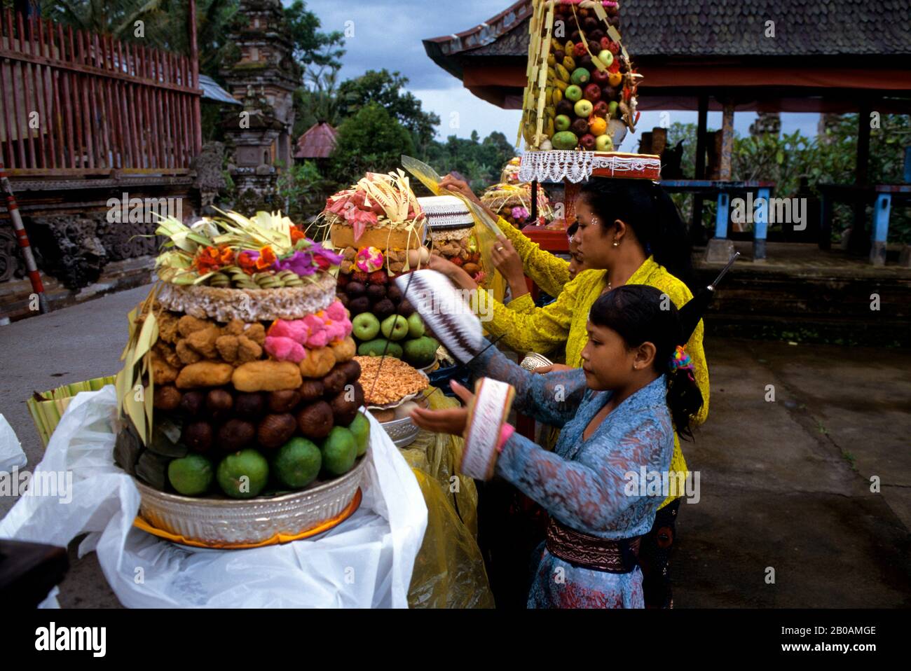INDONESIA, BALI, PICCOLO TEMPIO, CERIMONIA DEL TEMPIO, MADRE E FIGLIA CHE OFFRONO Foto Stock