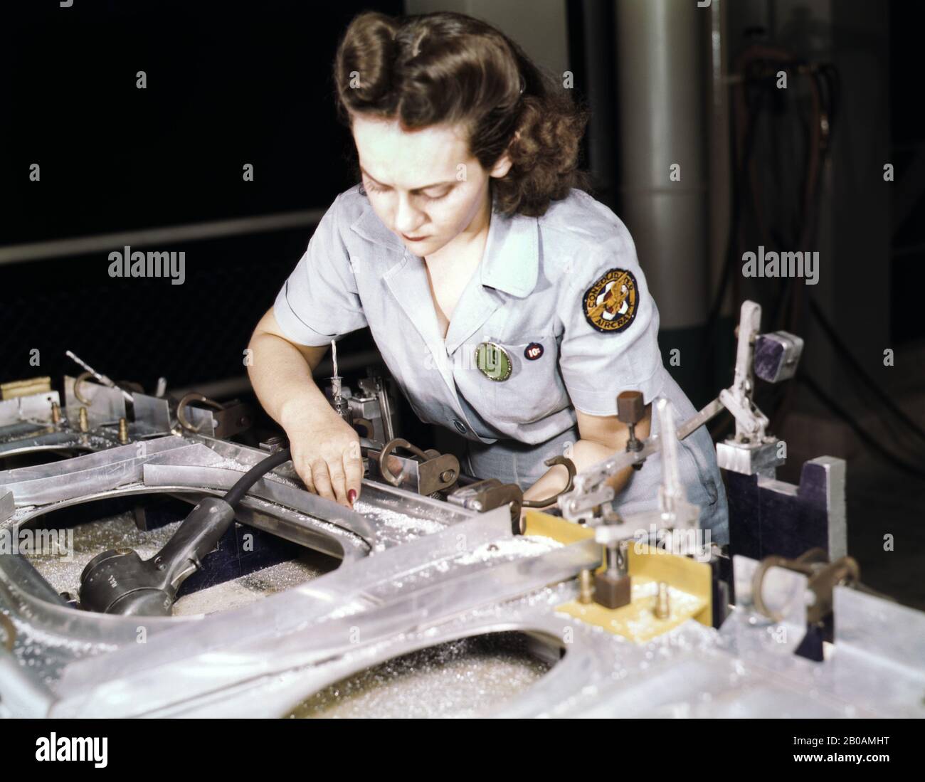 War Production Worker Drilling a Wing Bulkhead for Transport Plane, Consolidated Aircraft Corporation, Fort Worth, Texas, USA, Fotografia di Howard R. Hollem, U.S. Office of War Information, ottobre 1942 Foto Stock