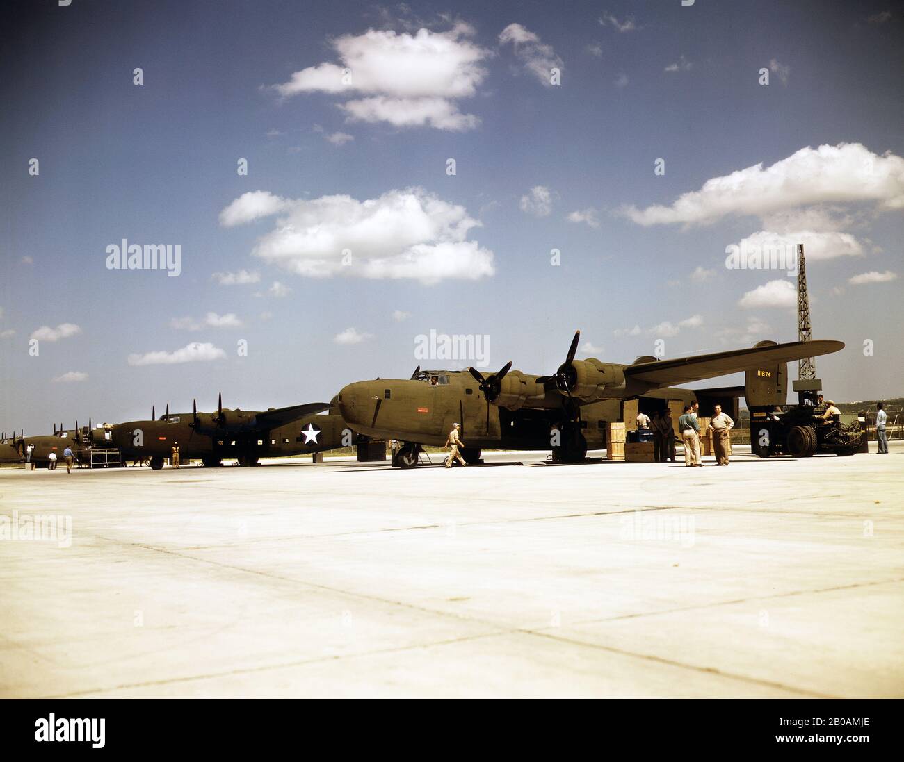 Aerei da trasporto consolidati in fase di caricamento, Consolidated Aircraft Corp., Fort Worth, Texas, USA, fotografia di Howard R. Hollem, U.S. Office of War Information, ottobre 1942 Foto Stock