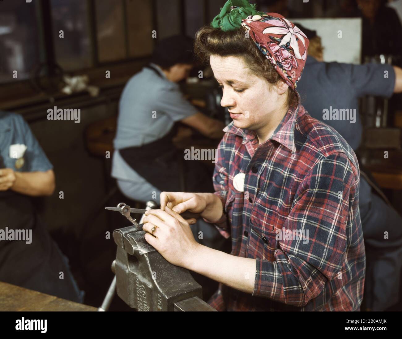 War Production Worker Filing Small Gun Parts, Vilter Manufacturing Company, Milwaukee, Wisconsin, USA, fotografia di Howard R. Hollem, U.S. Office of War Information, febbraio 1943 Foto Stock
