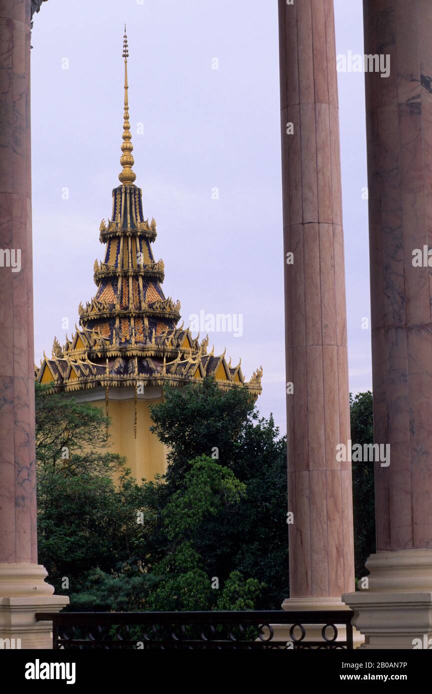 CAMBOGIA, PHNOM PENH, PAGODA D'ARGENTO, ARCHITETTURA, VISTA ATTRAVERSO LE COLONNE Foto Stock