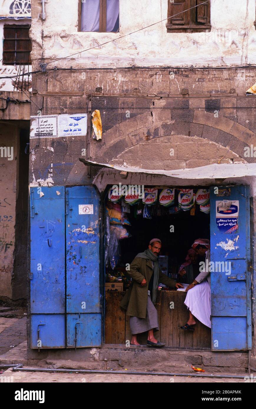 YEMEN, SANA'A, CITTÀ VECCHIA, SOUK (MERCATO), NEGOZIO LOCALE Foto Stock