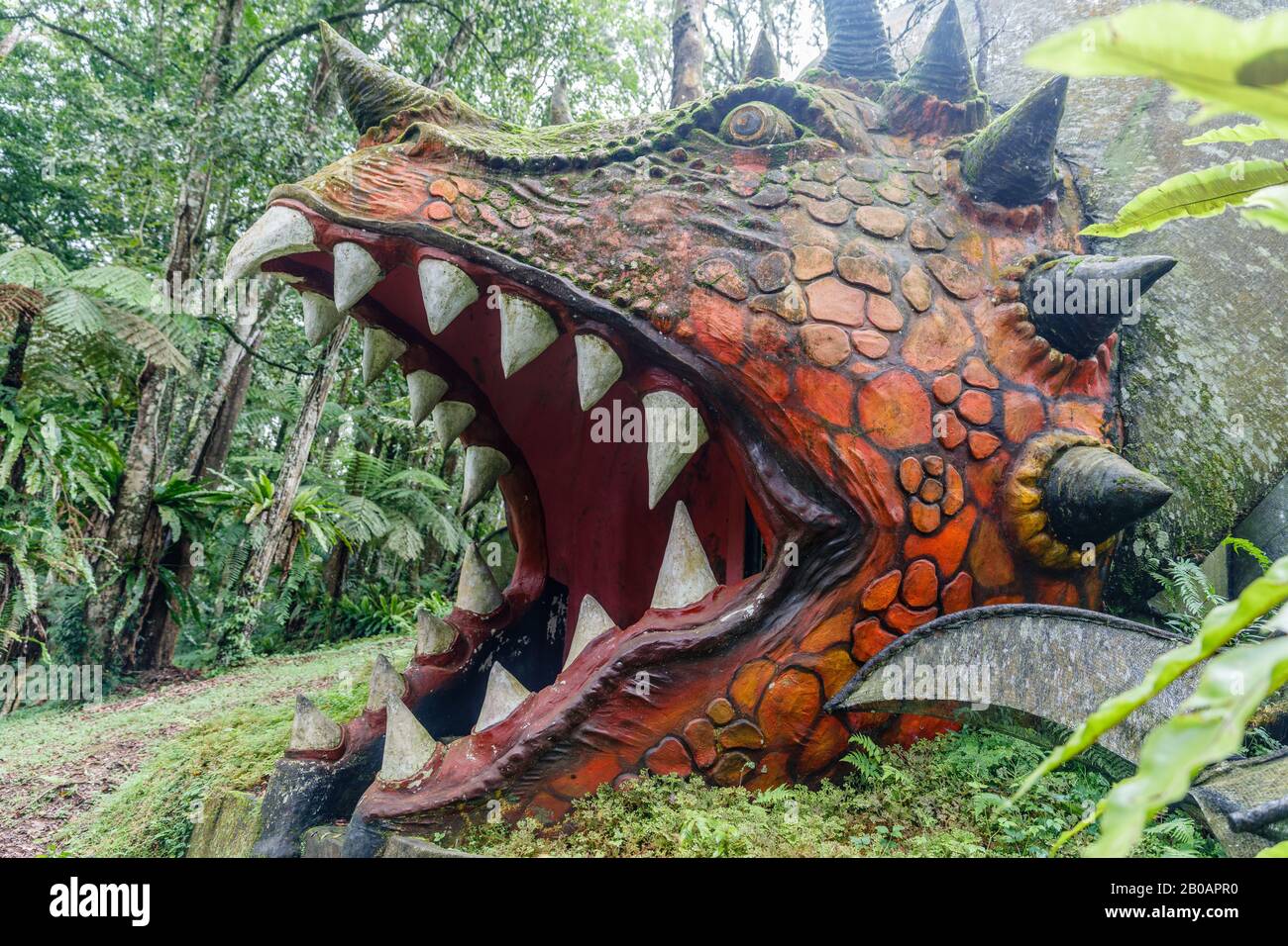 Fern serra in una forma di un dinosauro a Kebun Raya Bali - Bali Botanical Garden a Bedugul, Tabanan, Bali, Indonesia. Foto Stock