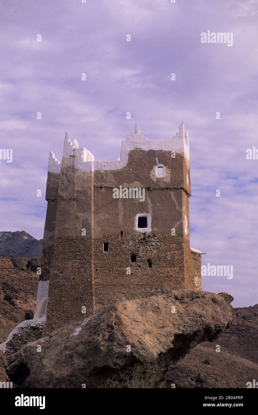 YEMEN, AL MUKALLA, CASA DI MATTONI DI FANGO COSTRUITA SU ROCCIA Foto Stock