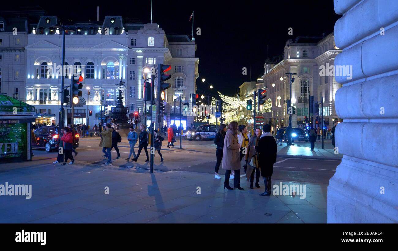 Piccadilly circus Londra a Christmastime - LONDRA, INGHILTERRA - 11 DICEMBRE 2019 Foto Stock