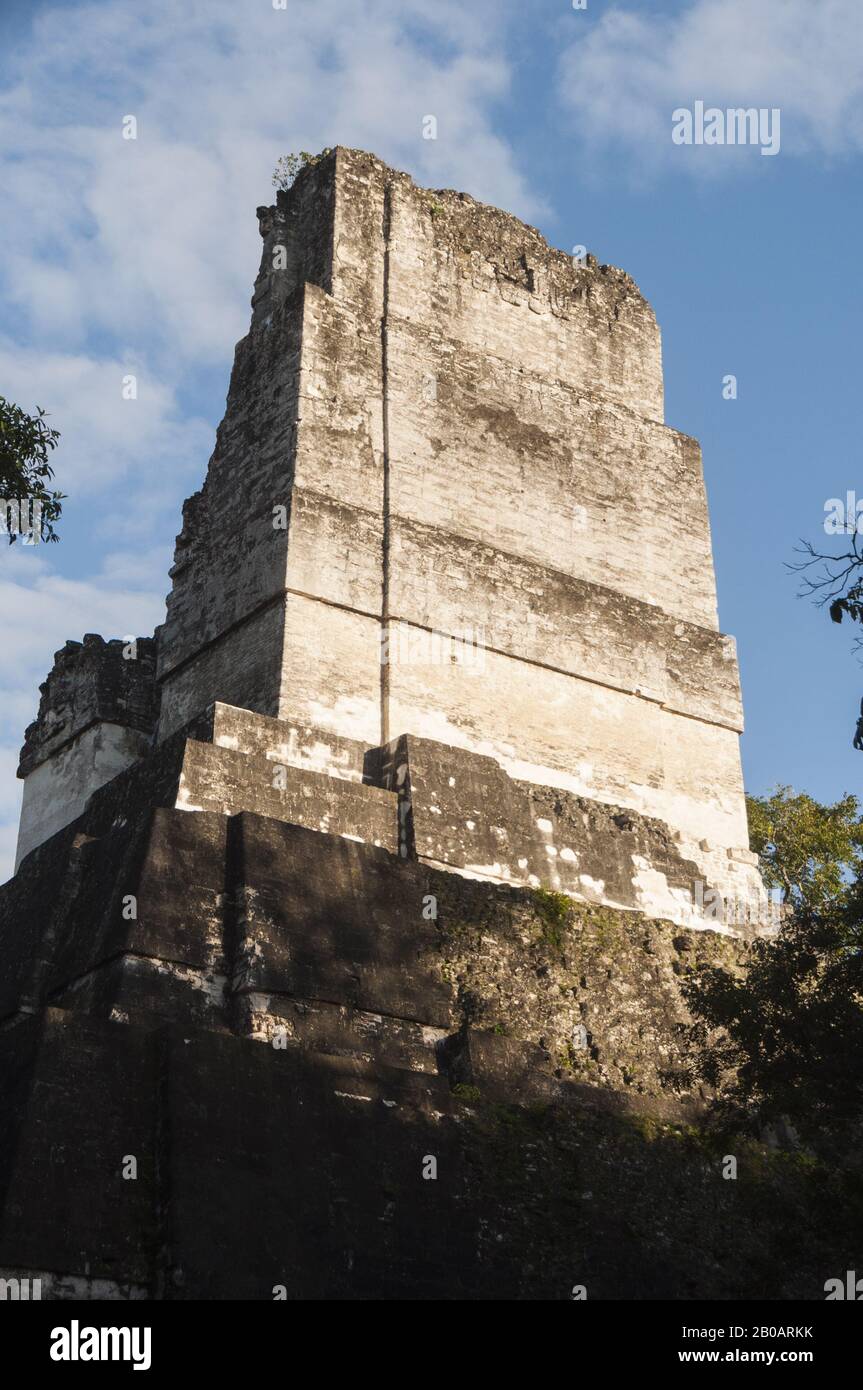 Guatemala, Parco Nazionale di Tikal, Gran Plaza, Templo II, Tempio delle maschere, 8th c ad; Patrimonio dell'Umanità dell'UNESCO Foto Stock