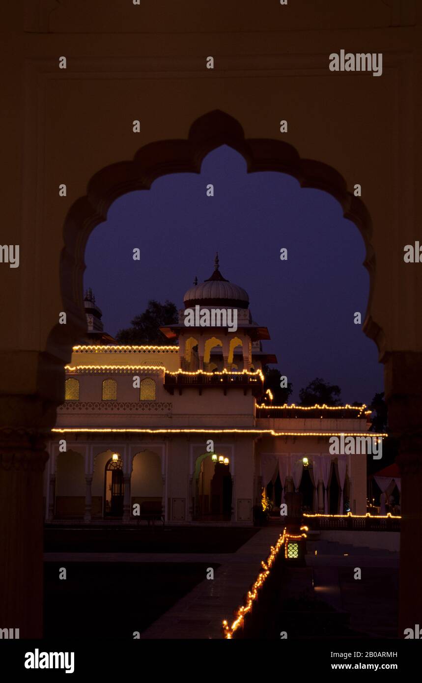 INDIA, JAIPUR, HOTEL RAMBAGH PALACE, UN EX PALAZZO DEI MAHARAJA DI JAIPUR, DI NOTTE Foto Stock