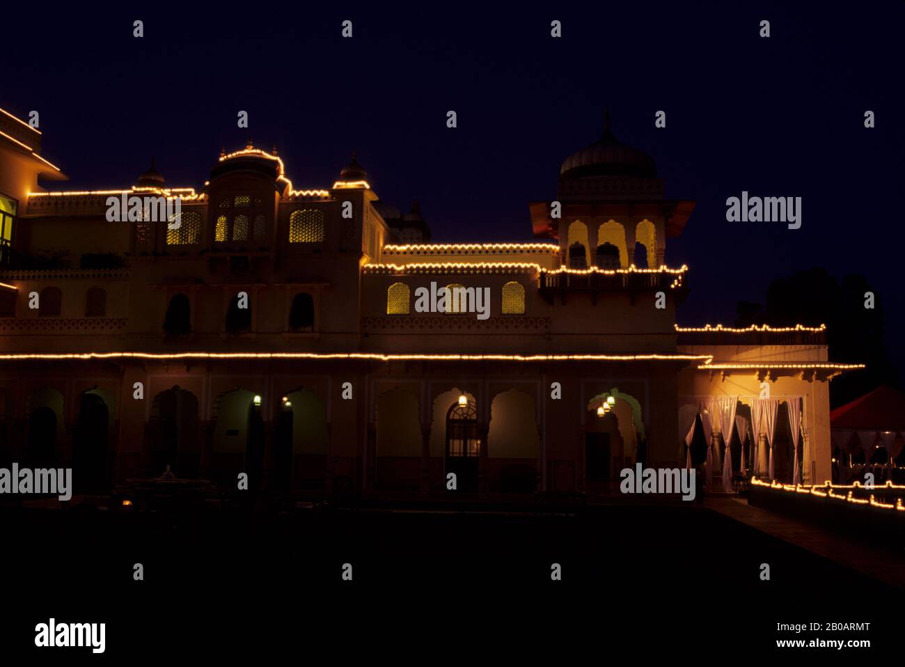 INDIA, JAIPUR, HOTEL RAMBAGH PALACE, UN EX PALAZZO DEI MAHARAJA DI JAIPUR, DI NOTTE Foto Stock