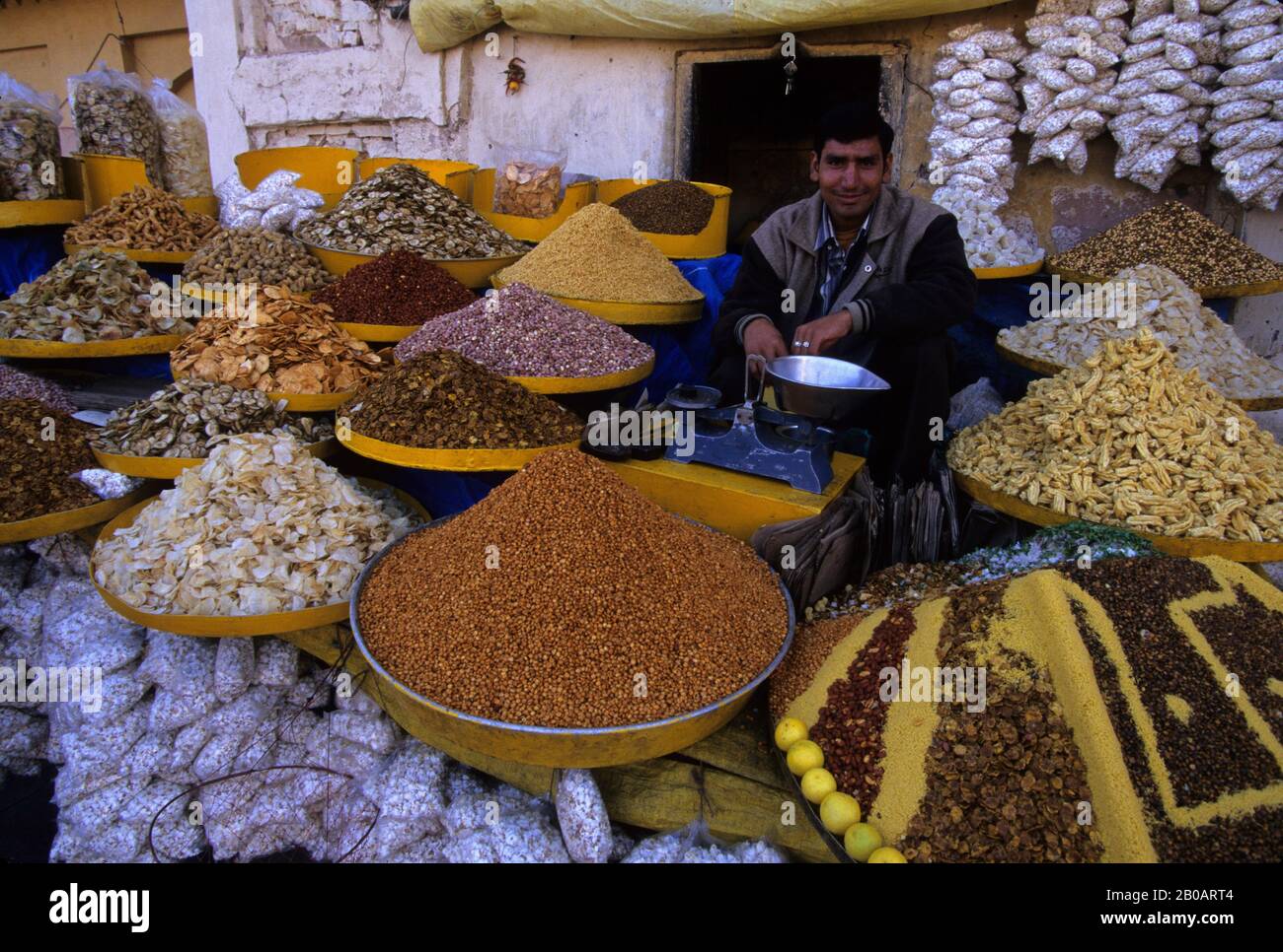 INDIA, JAIPUR, SCENA DEL MERCATO, SNACK BAR LOCALE Foto Stock
