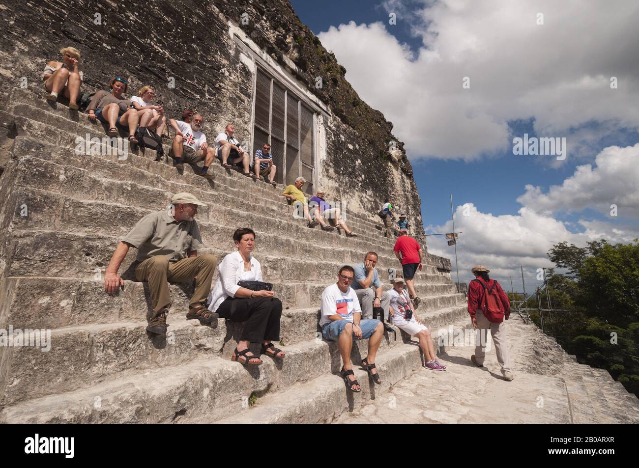Guatemala, Parco Nazionale di Tikal, Templo IV, 741 d.C., piramide Maya più alta, persone su gradini piramidali; Sito Patrimonio dell'Umanità dell'UNESCO Foto Stock