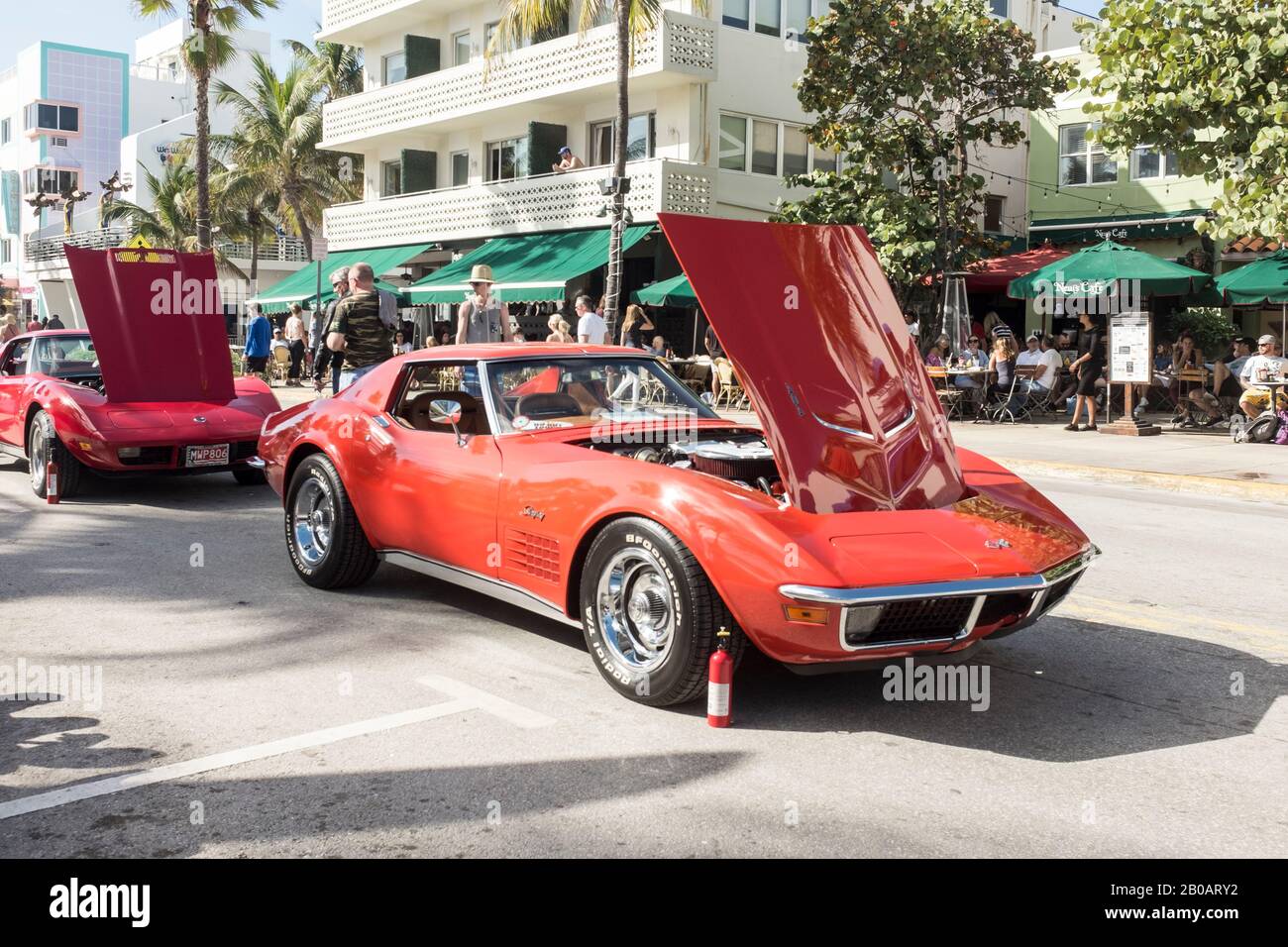 Vintage Red Corvette Stingrays in mostra su Ocean Drive durante il fine settimana Art Deco a Miami Beach, Stati Uniti Foto Stock