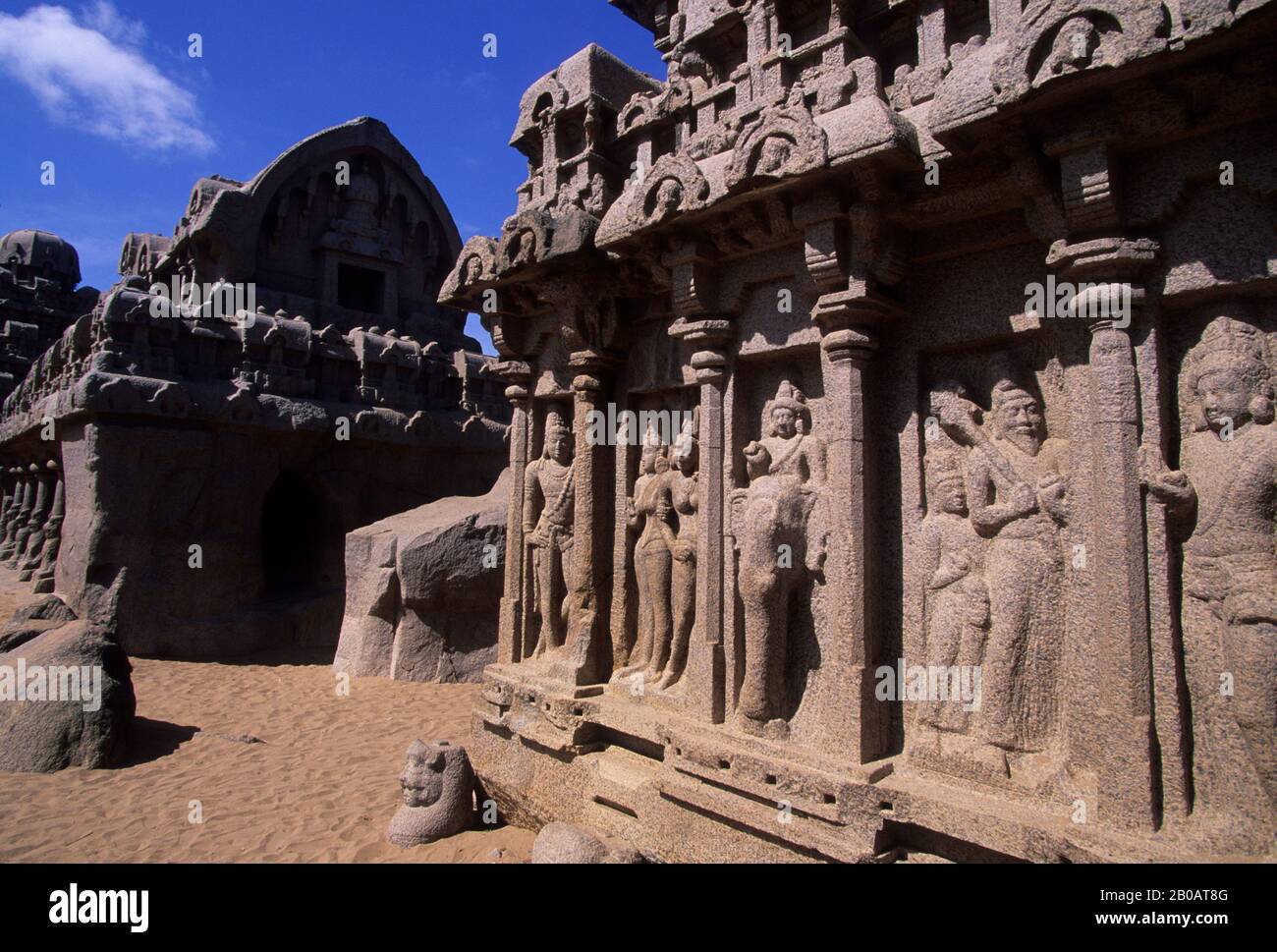 INDIA, VICINO MADRAS (CHENNAI), MAHABALIPURAM, CINQUE RATHAS TEMPIO COMPLESSO, SANTUARI Foto Stock