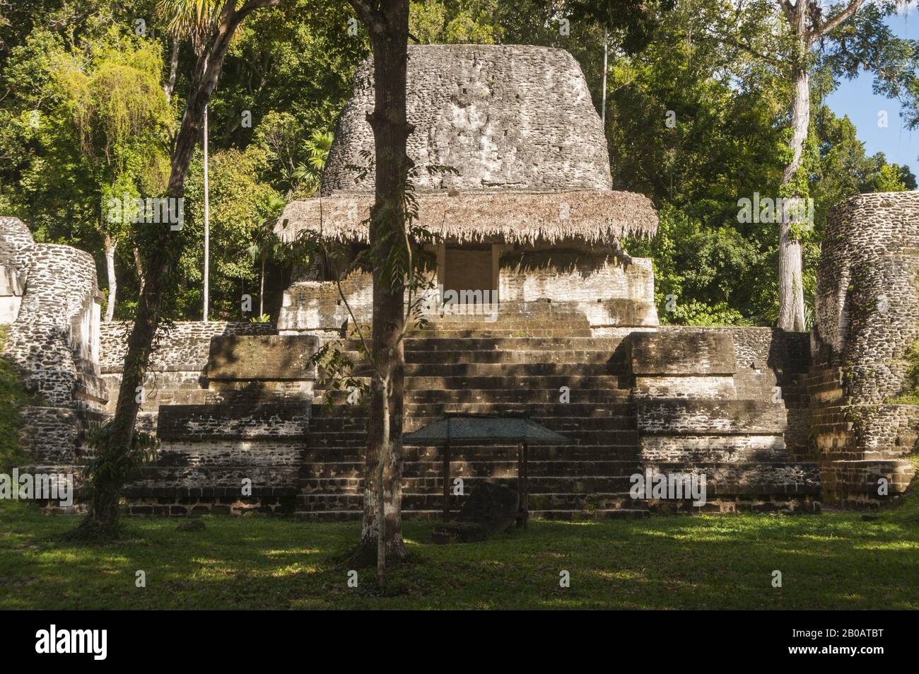 Guatemala, Parco Nazionale di Tikal, Plaza dei sette Templi, Tardo periodo classico, 600–900 d.C., Struttura 5D-96; Patrimonio dell'Umanità dell'UNESCO Foto Stock