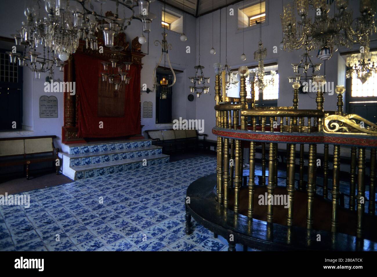 INDIA, COCHIN, CITTÀ EBREA, SINAGOGA CON PIASTRELLE CINESI SUL PAVIMENTO Foto Stock