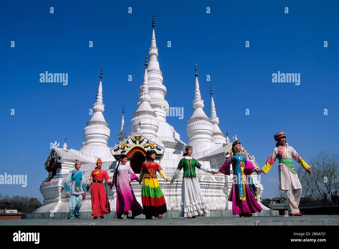 CINA, PECHINO, PARCO CULTURALE CINESE ETNICO, DANZE DELLE MINORANZE ETNICO Foto Stock