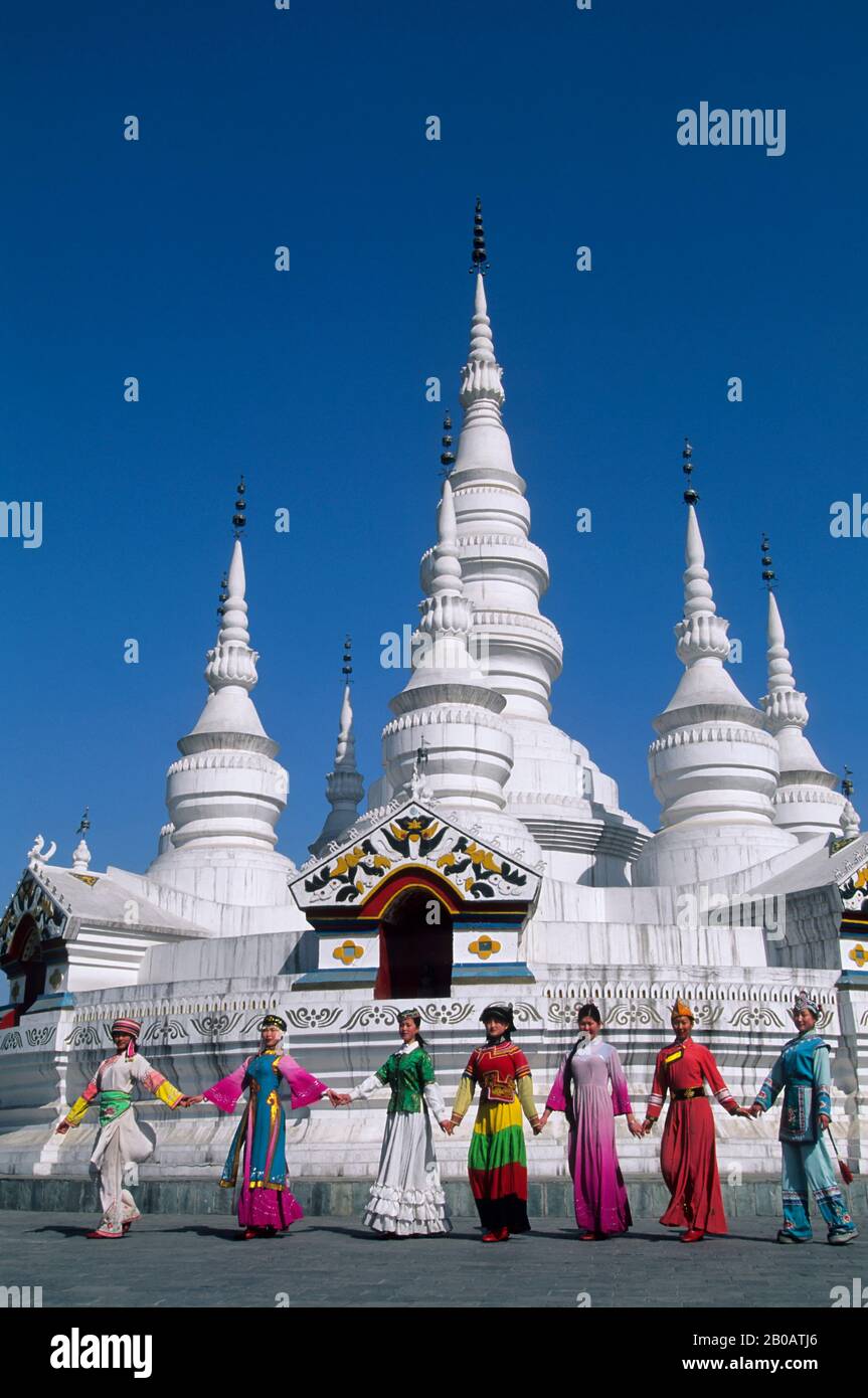 CINA, PECHINO, PARCO CULTURALE CINESE ETNICO, DANZE DELLE MINORANZE ETNICO Foto Stock