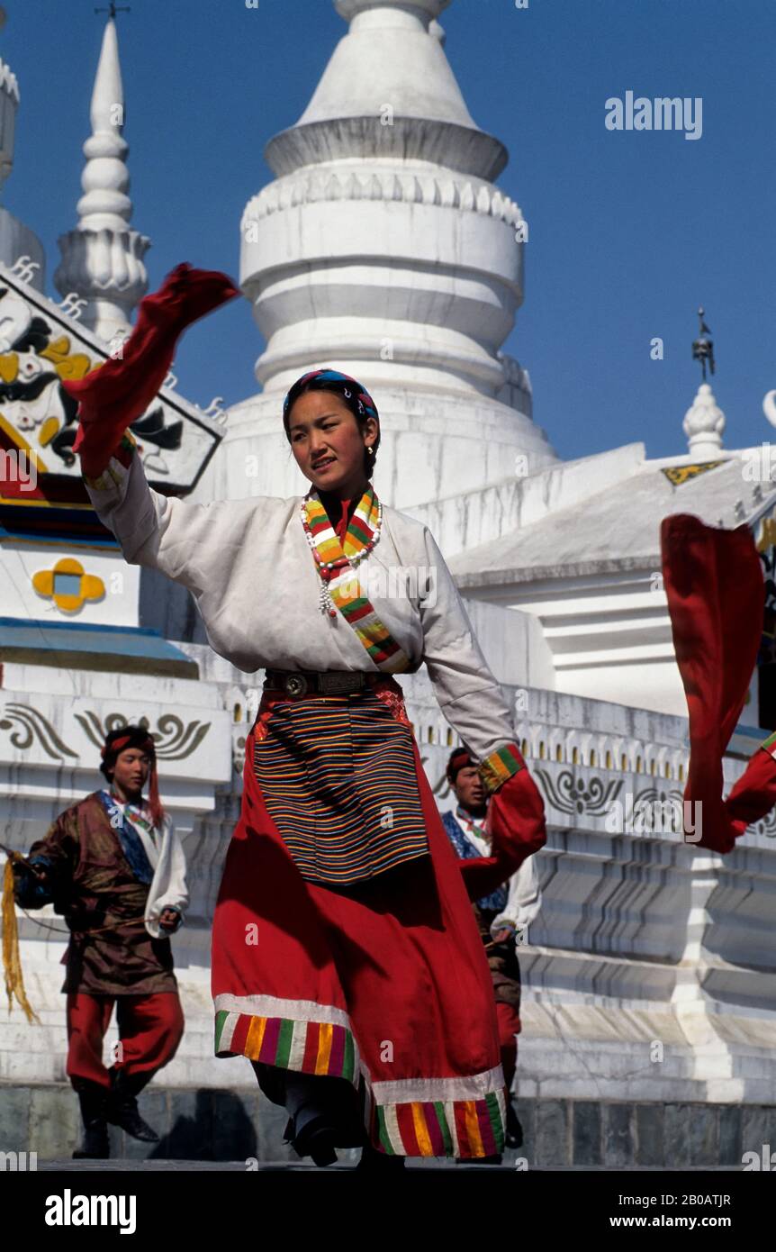 CINA, PECHINO, PARCO CULTURALE CINESE ETNICO, DANZE TIBETANE Foto Stock