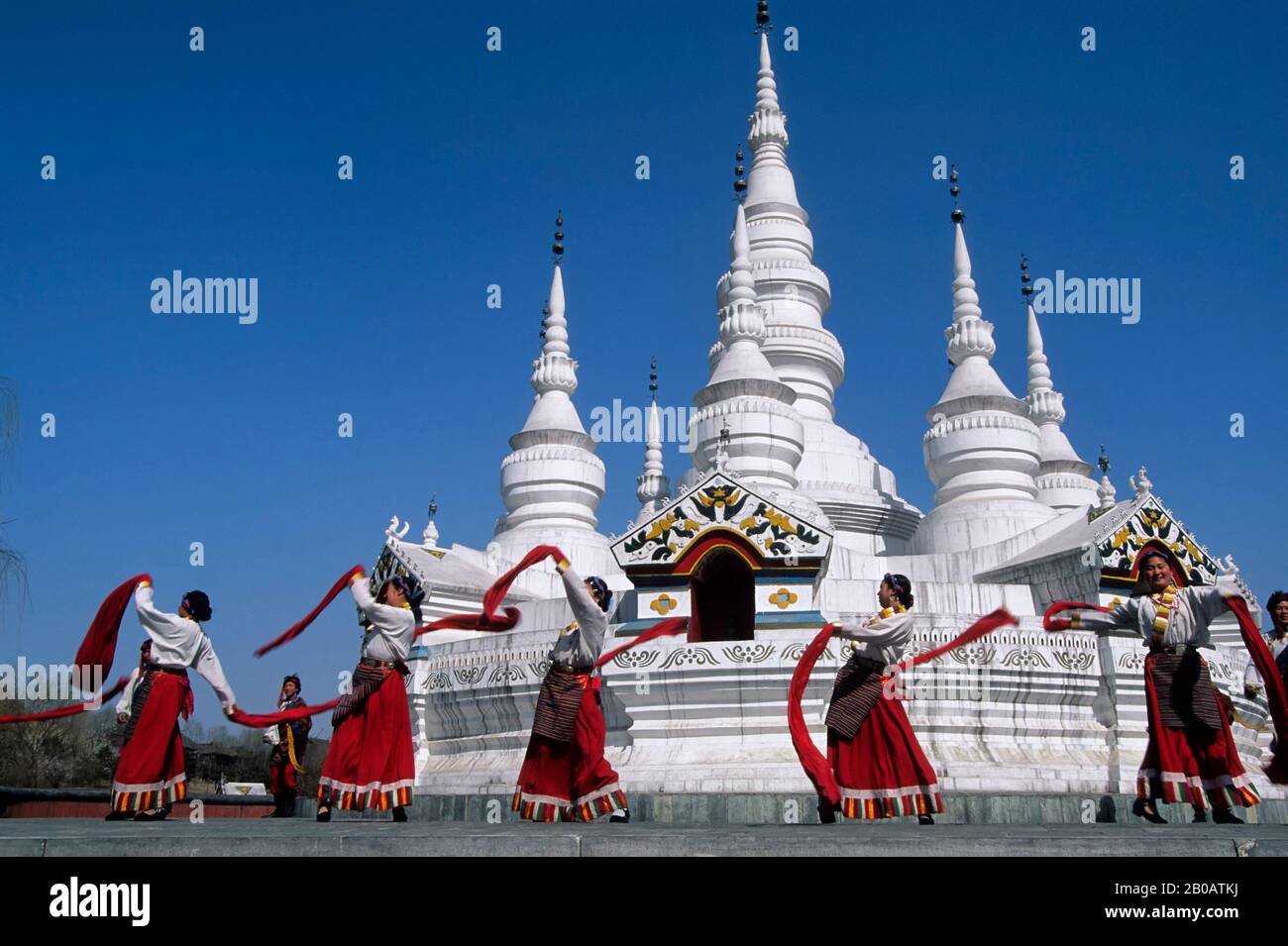 CINA, PECHINO, PARCO CULTURALE CINESE ETNICO, DANZE TIBETANE Foto Stock