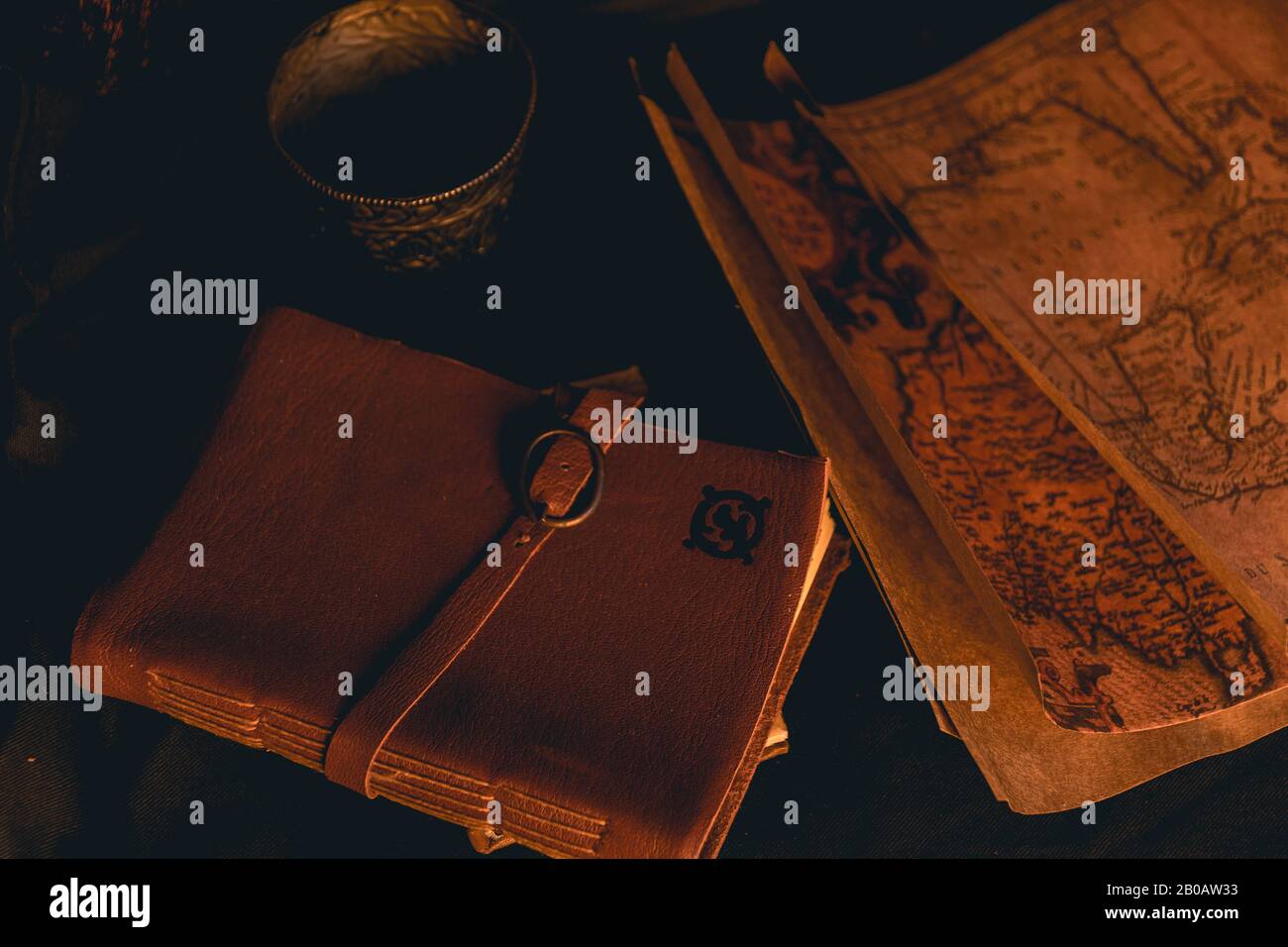 ancora vita con vecchi aerei e lume di candela Foto Stock