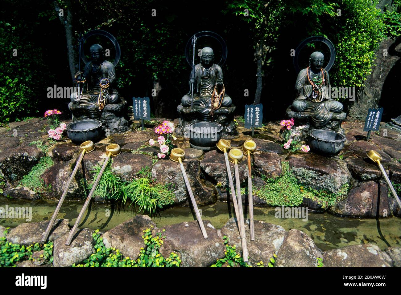 GIAPPONE, VICINO A HIROSHIMA, ISOLA DI MIYAJIMA, TEMPIO DAISHOIN (BUDDISTA), STATUE DI BUDDHA Foto Stock