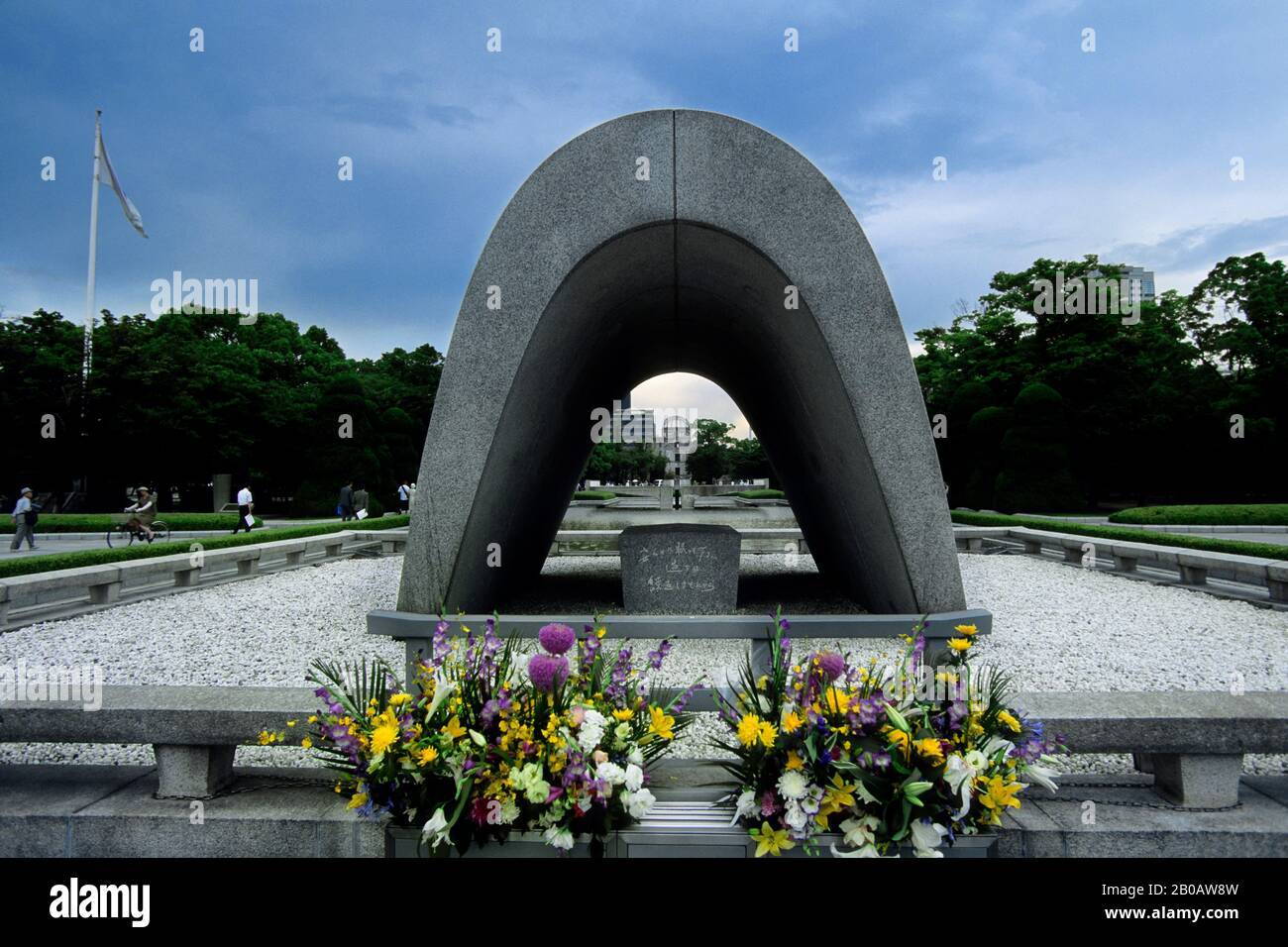 GIAPPONE, HIROSHIMA, PEACE MEMORIAL PARK, WWII MEMORIAL, UNA CUPOLA BOMBA SULLO SFONDO Foto Stock
