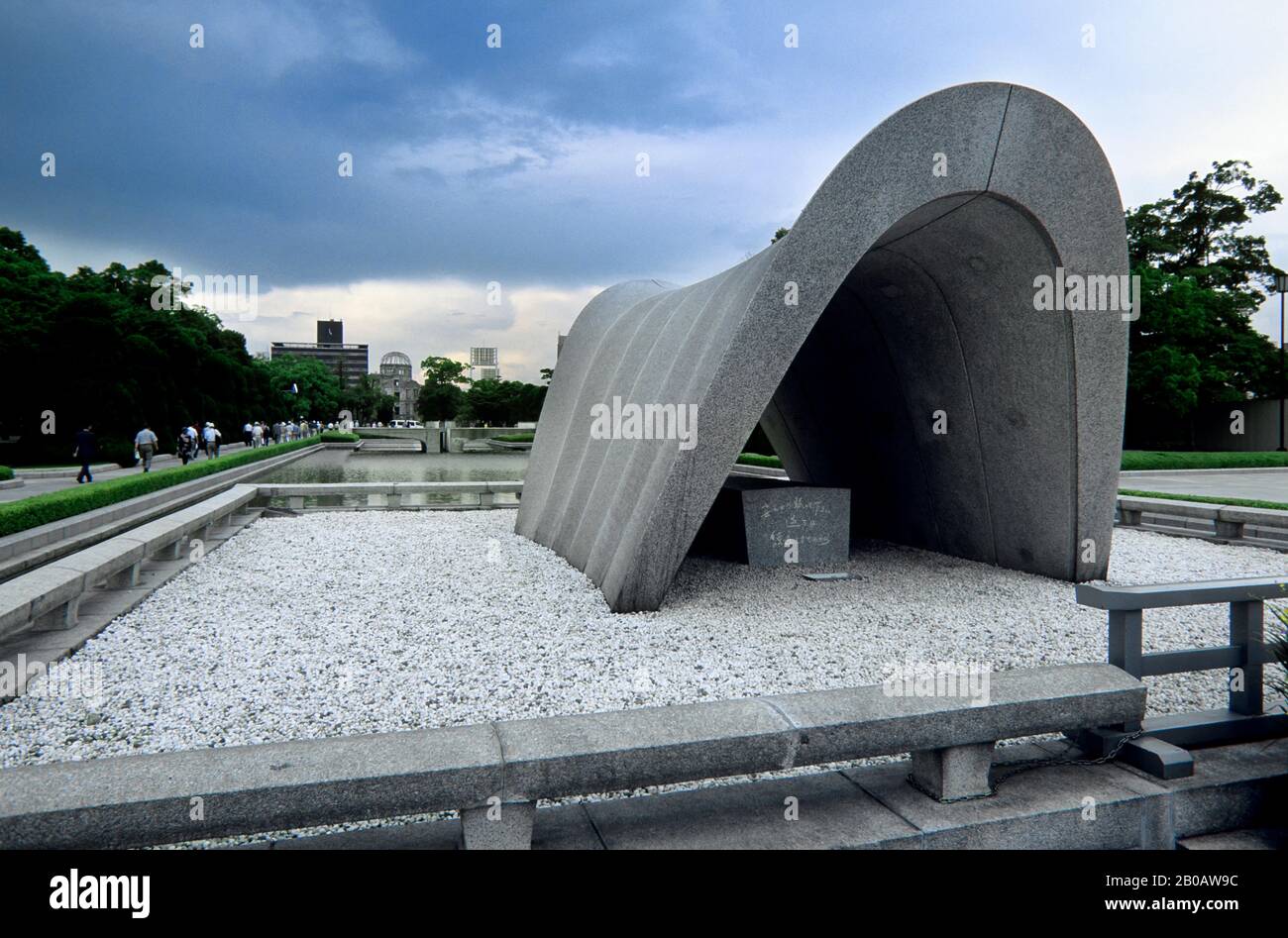 GIAPPONE, HIROSHIMA, PEACE MEMORIAL PARK, WWII MEMORIAL, UNA CUPOLA BOMBA SULLO SFONDO Foto Stock