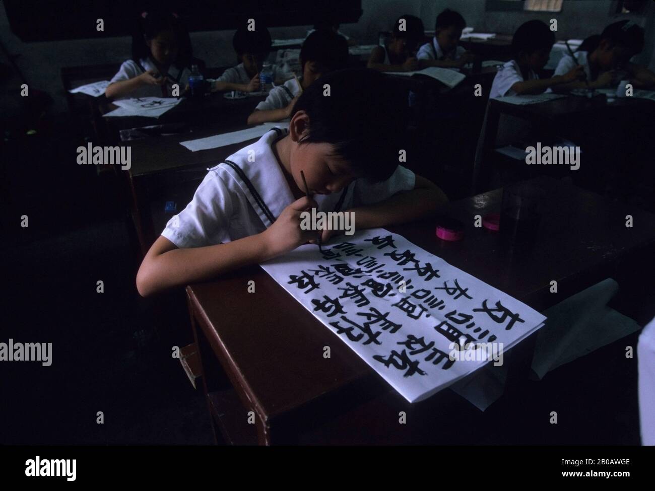 CINA, SHANTOU, SCUOLA ELEMENTARE, CLASSE CALLIGRAPHY Foto Stock