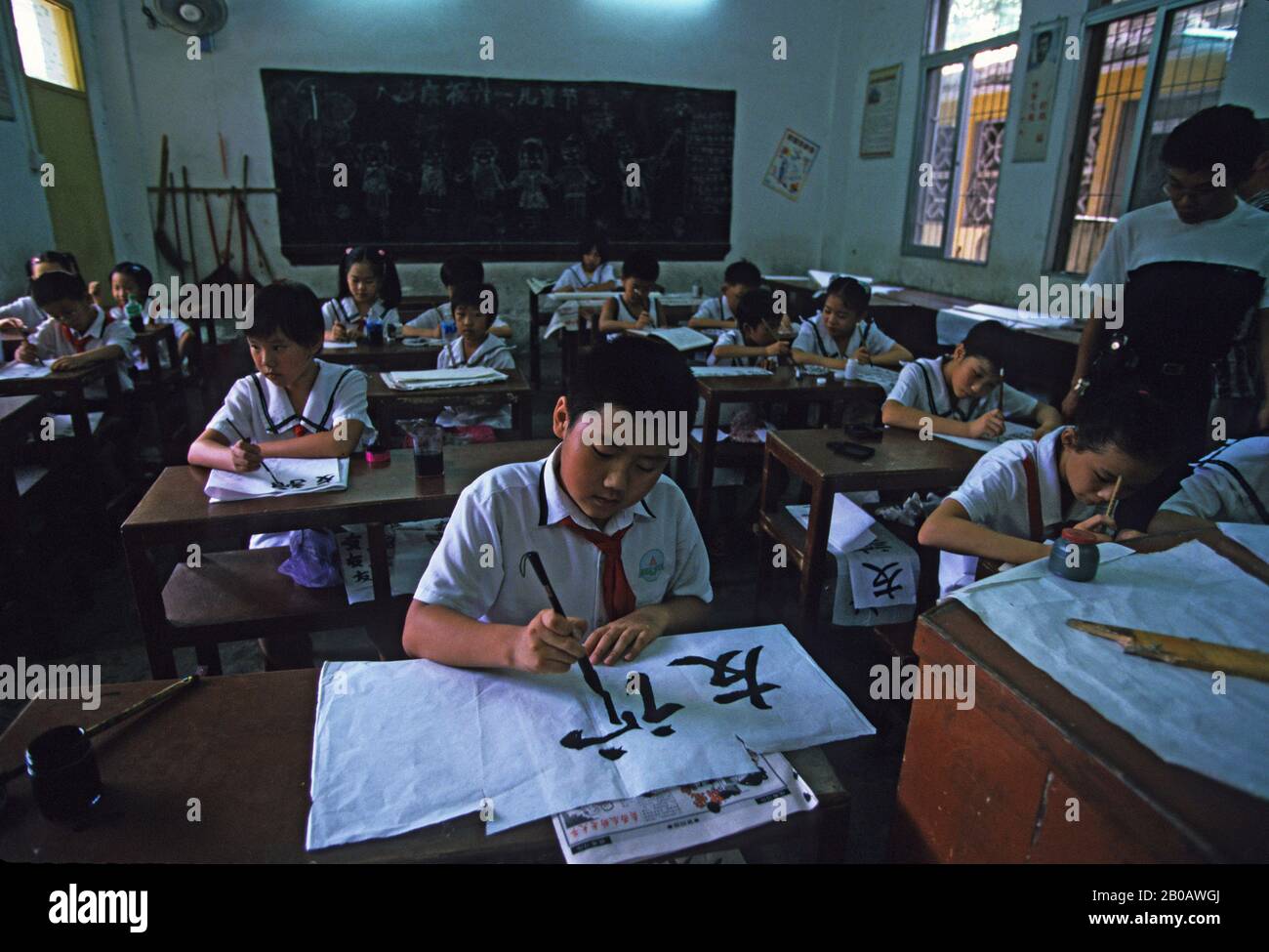 CINA, SHANTOU, SCUOLA ELEMENTARE, CLASSE CALLIGRAPHY Foto Stock