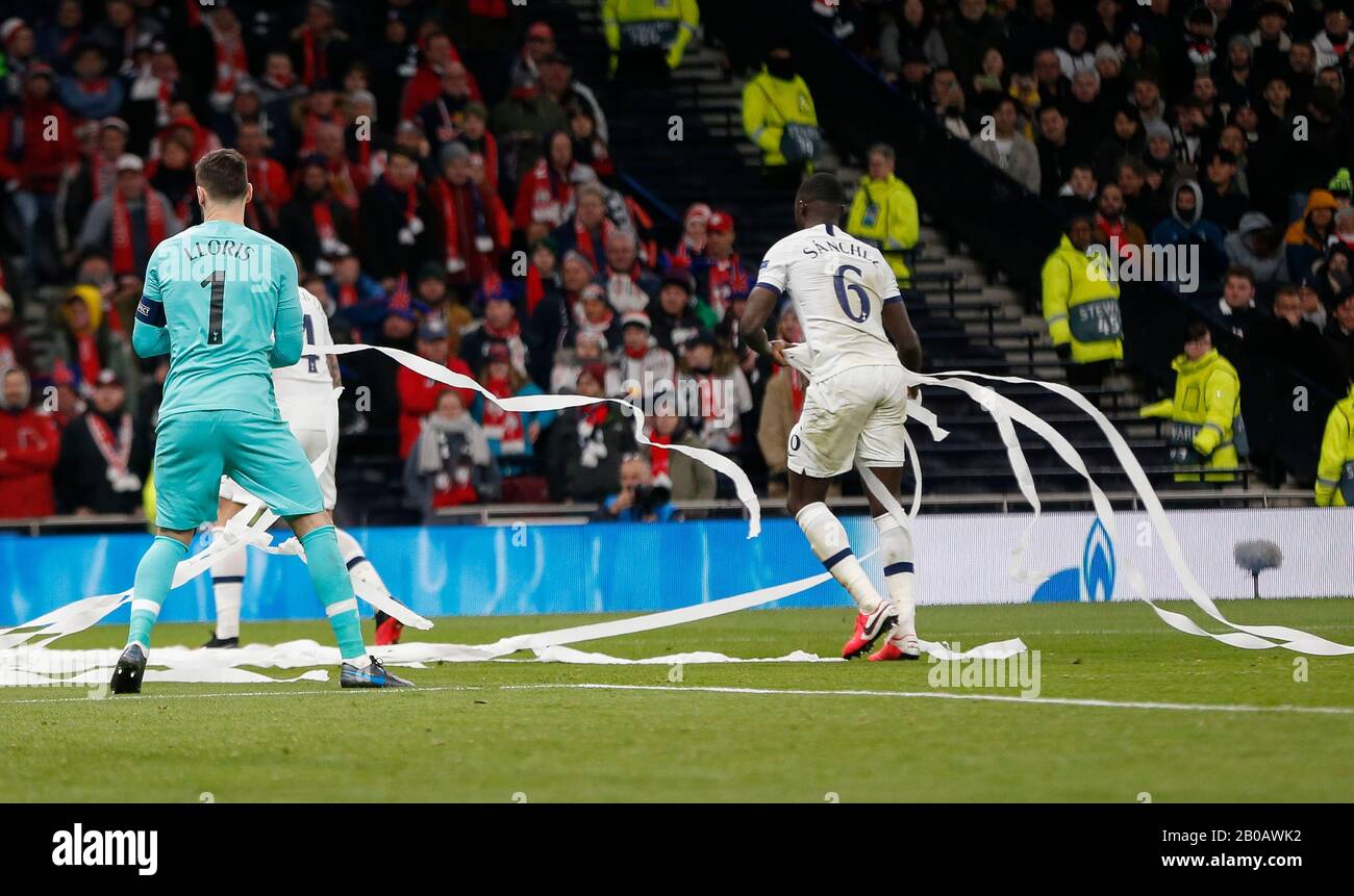 Londra, Regno Unito. 19th Feb, 2020. Hugo Lloris (L) di Tottenham Hotspur e i suoi compagni di squadra puliscono il campo durante il round di 16 1st della UEFA Champions League tra Tottenham Hotspur e RB Leipzig al Tottenham Hotspur Stadium di Londra, in Gran Bretagna, il 19 febbraio 2020. Credit: Han Yan/Xinhua/Alamy Live News Foto Stock