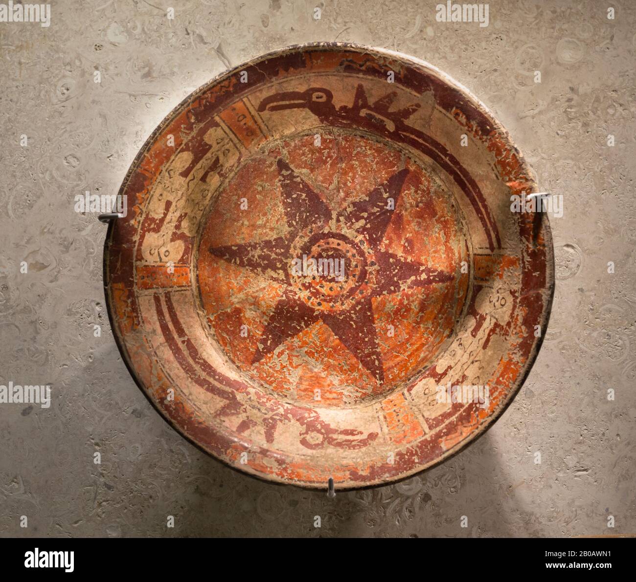 Piatto in ceramica Maya decorato con una stella e simboli della natura. Museo Maya, Merida, Yucatan, Messico. Foto Stock