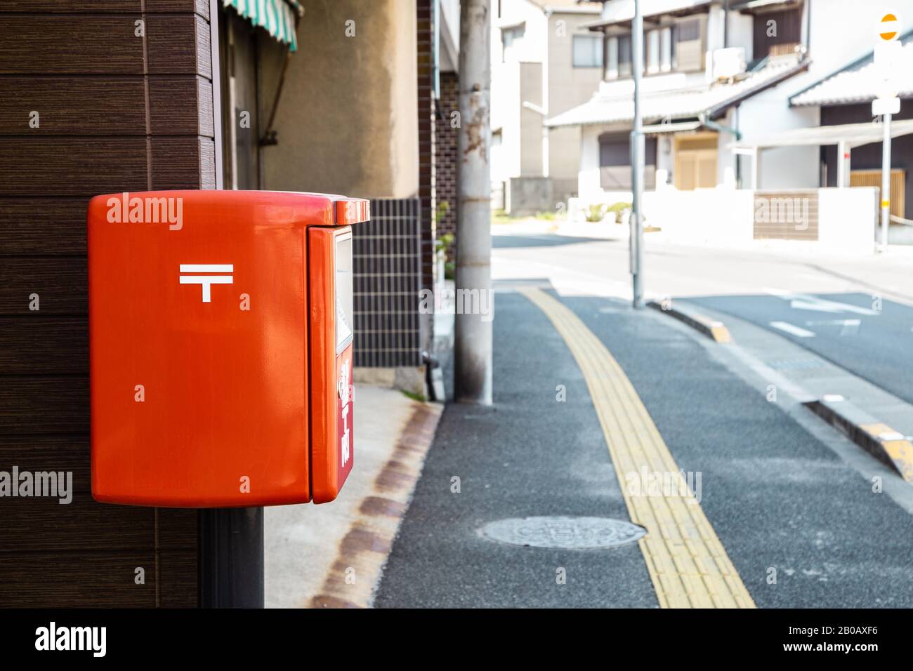 Postbox in stile giapponese e villaggio di campagna Foto Stock