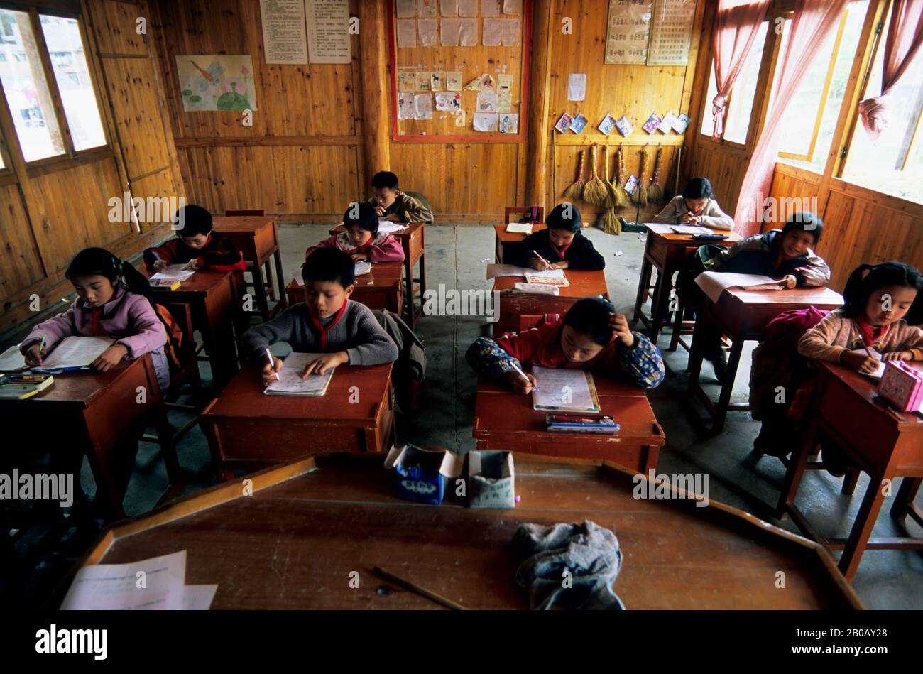 CINA, PROVINCIA DI GUANGXI, VICINO A GUILIN, ZONA LONGJI, SCENA DEL VILLAGGIO, SCUOLA, CLASSE DI SECONDO GRADO Foto Stock