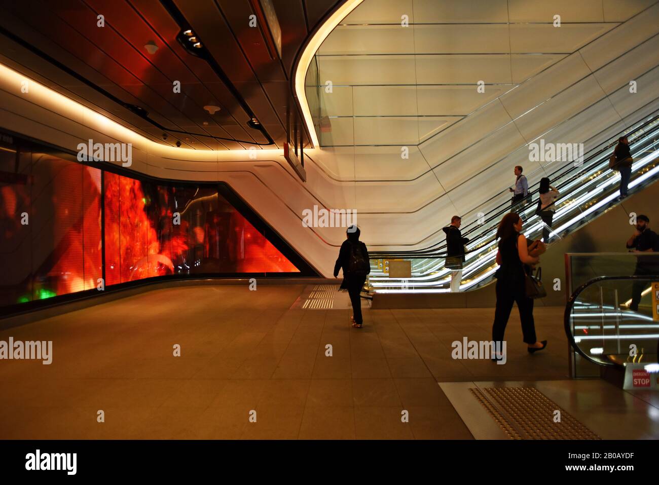 Nel passaggio pedonale dalla stazione ferroviaria di Wynyard a Barangaroo, Sydney è un'installazione video di arte pubblica a grande schermo 'Wynscreen' Foto Stock