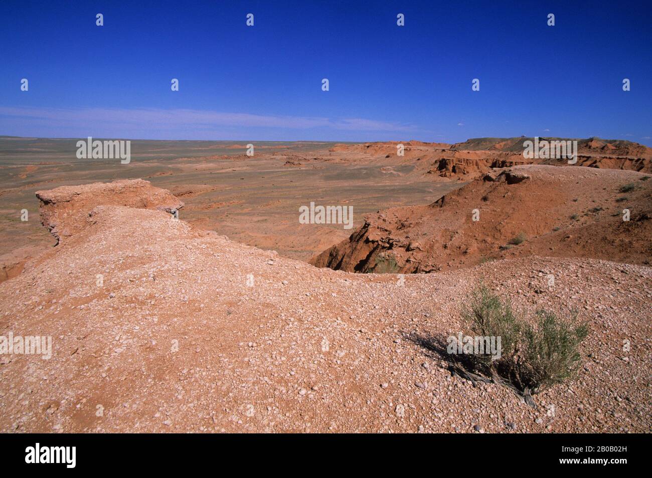 MONGOLIA, VICINO DALANZADGAD, GOBI DESERTO, BAYANZAG, SCOGLIERE FIAMMEGGIANTI, SITO FOSSILE DI DINOSAURO Foto Stock