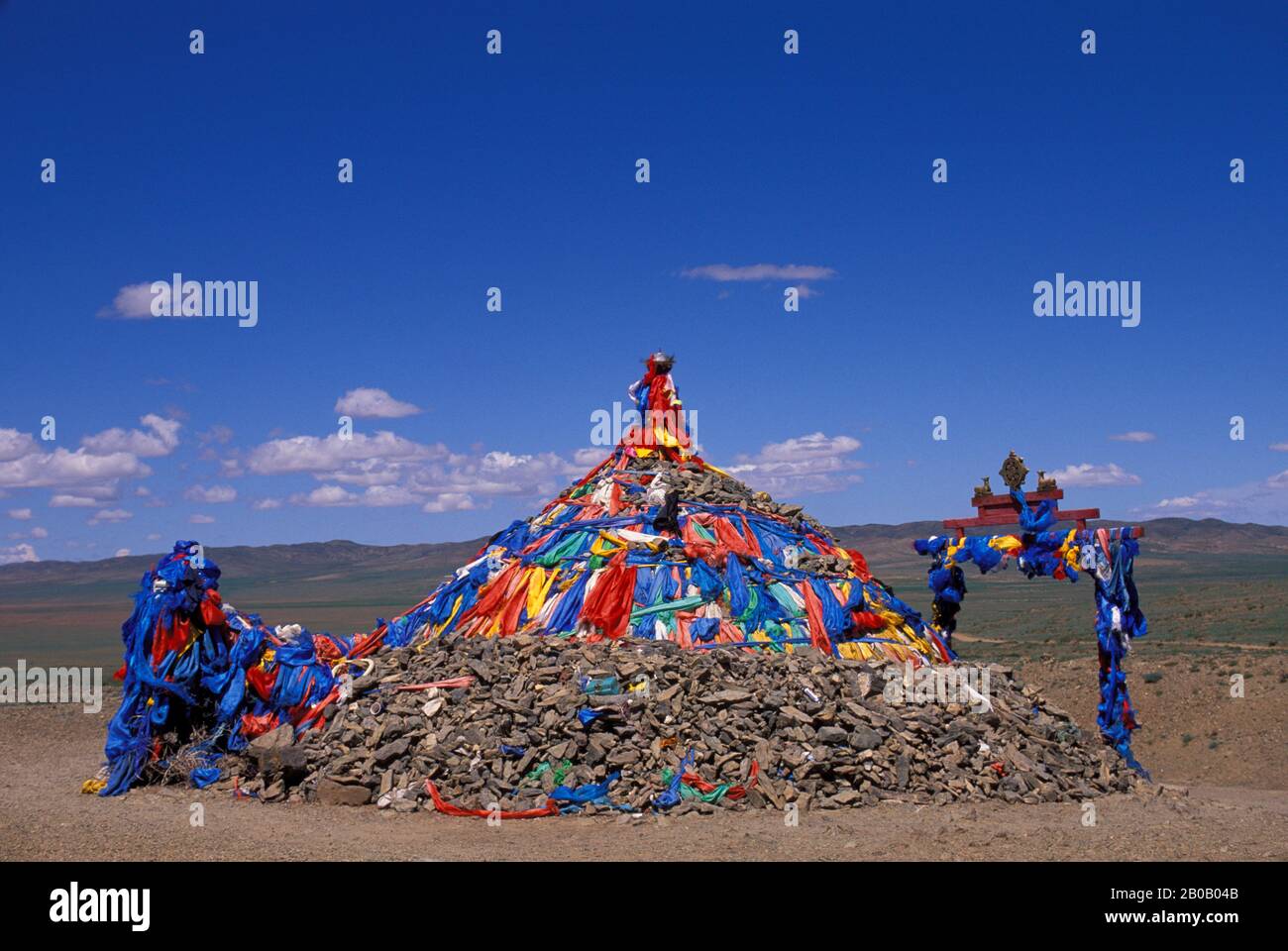 MONGOLIA CENTRALE, NEI PRESSI DI KARAKORUM, OVOO, TUMULO DI PIETRA CON BANDIERE DI PREGHIERA Foto Stock