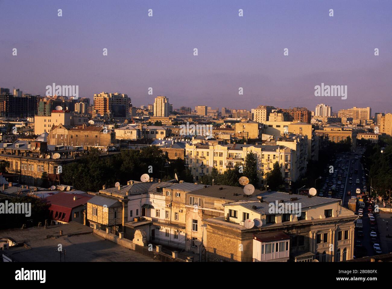AZERBAIGIAN, BAKU, CITTÀ VECCHIA, VISTA DALLA TORRE DI MAIDEN, CITTÀ Foto Stock