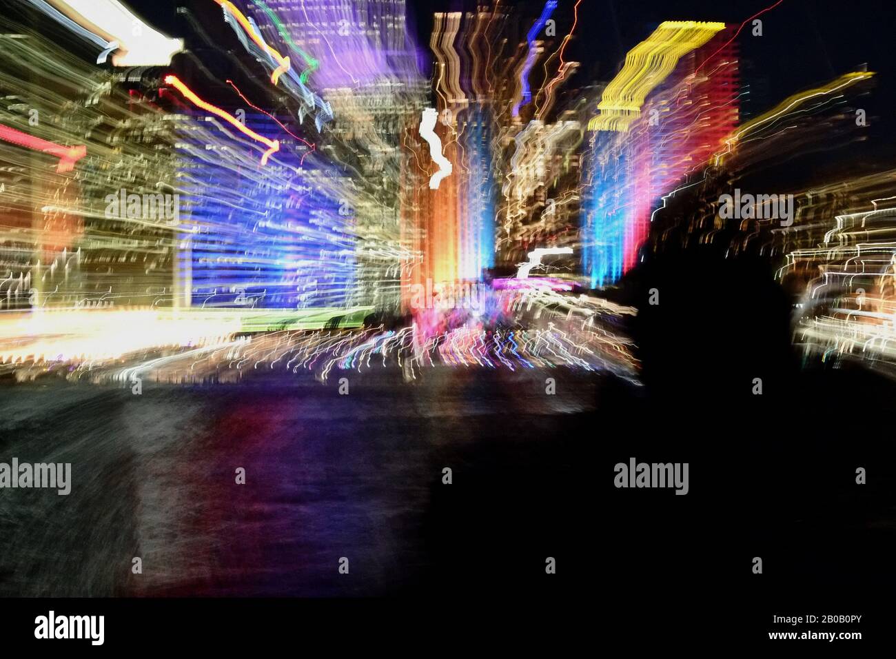 Lo zoom di luci multicolore si irradiano come visto da un traghetto in movimento di notte come astrazioni selvagge in-camera disegni di luce colorata DI VIVID Sydney Foto Stock