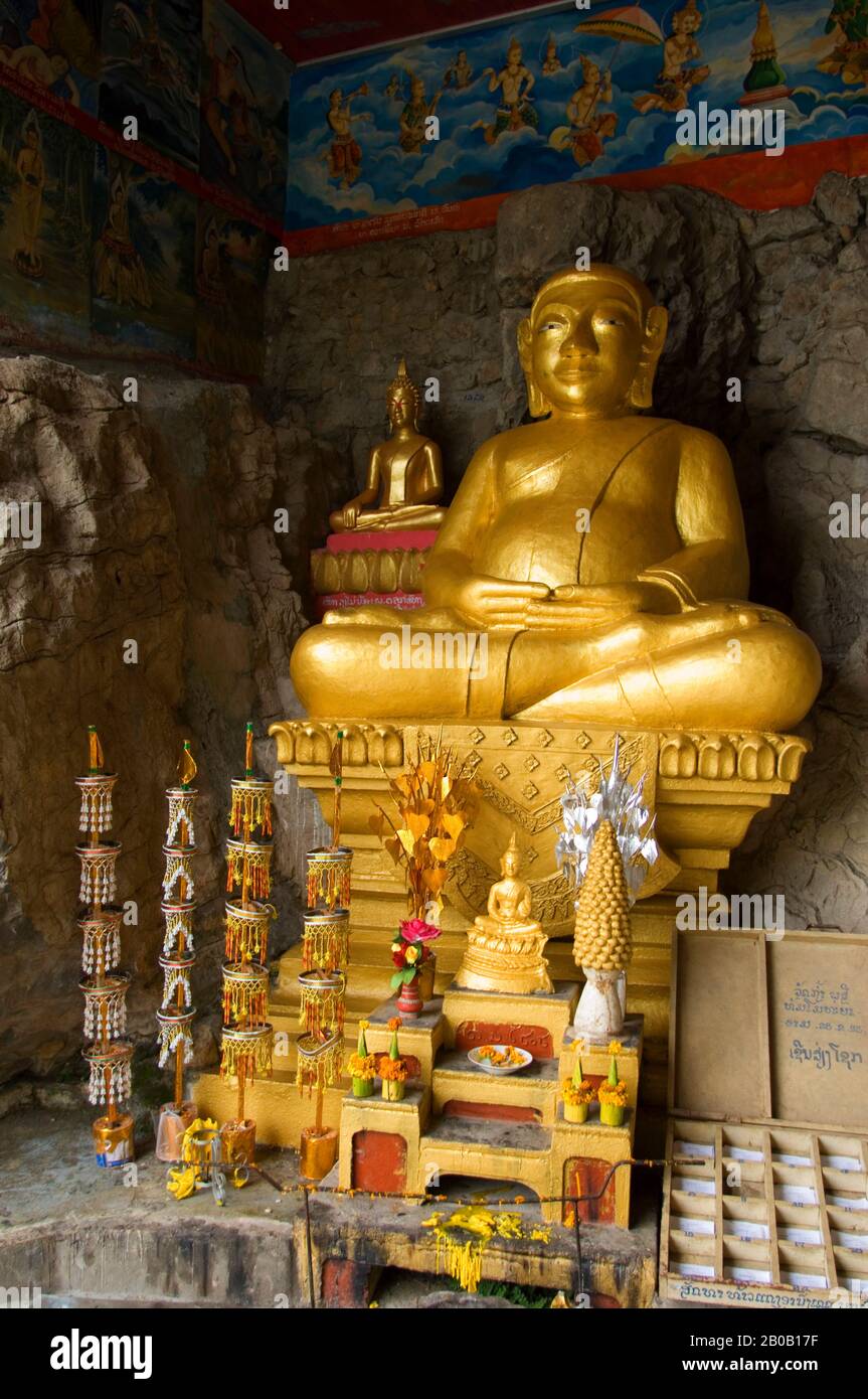 LAOS, LUANG PRABANG, COLLINA DI PHOUSI, BUDDHA D'ORO Foto Stock