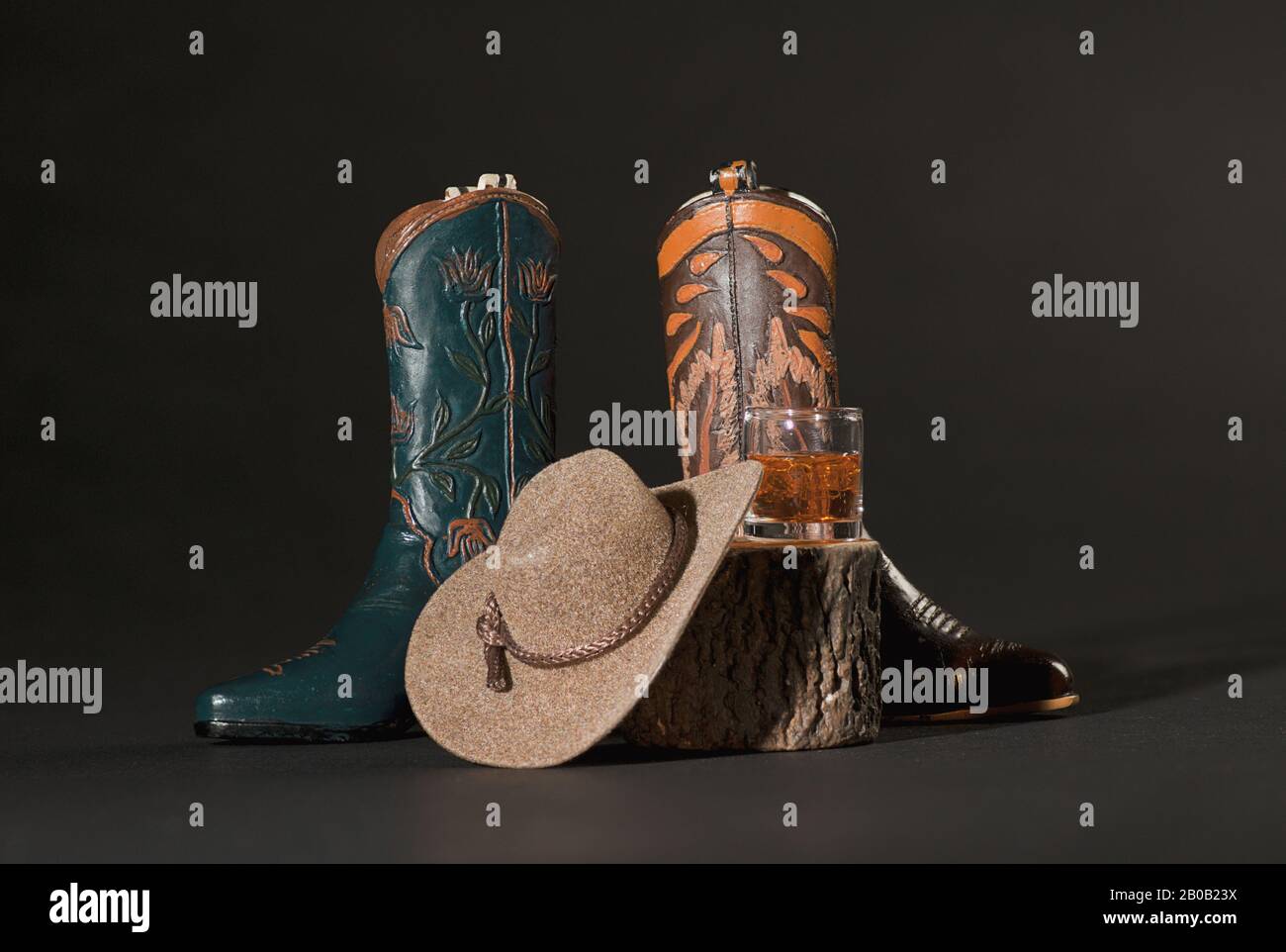 Cappello, Stivali E Bevande Scotch Whiskey Tan Texas Cowboy Foto Stock