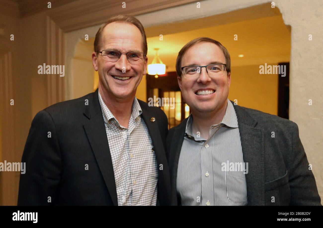 Kirkwood, Stati Uniti. 19th Feb, 2020. Jim Sterk (L), direttore atletico del Missouri, e Eliah Drinkwitz, nuovo allenatore di calcio della testa, si sono riuniti in un evento di raccolta fondi del dipartimento di atletica a Kirkwood, Missouri, il 19 febbraio 2020. Foto di Bill Greenblatt/UPI Credit: UPI/Alamy Live News Foto Stock