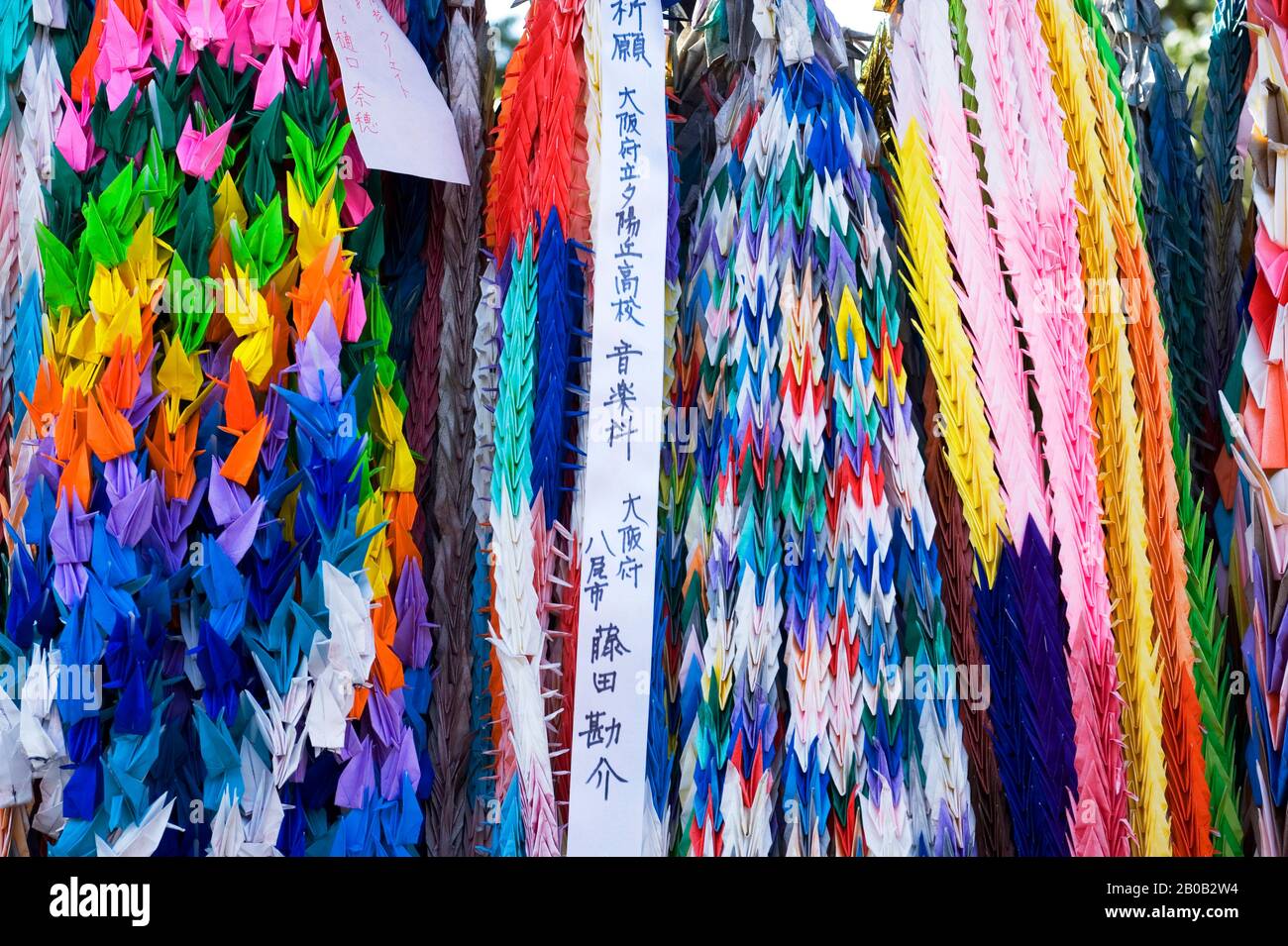 GIAPPONE, KYOTO, SANTUARIO DI FUSHIMI INARI (SANTUARIO SHINTO), OFFERTE DI GRU DI CARTA ORIGAMI DA PARTE DEGLI STUDENTI PER I LORO ESAMI DI INGRESSO Foto Stock
