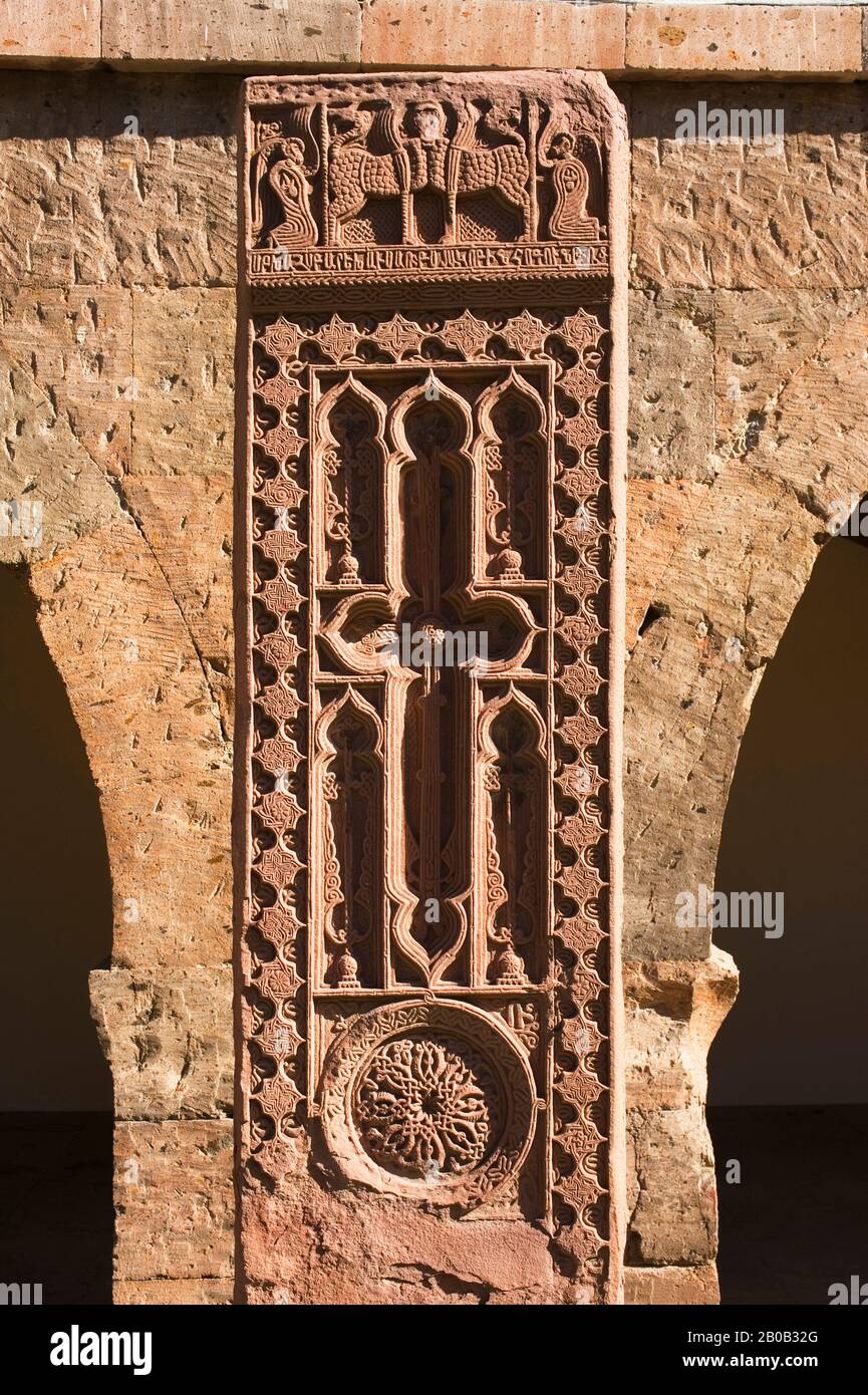 ARMENIA, YEREVAN, CATTEDRALE DI ECHMIADZIN, SEDE DELLA CHIESA ORTODOSSA ARMENA, CROCE DI PIETRA Foto Stock