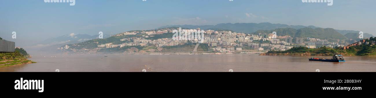 CINA, TRE GOLE, FIUME YANGTZE, VISTA DELLA CITTÀ DI WUSHAN, FOTO PANORAMICA Foto Stock